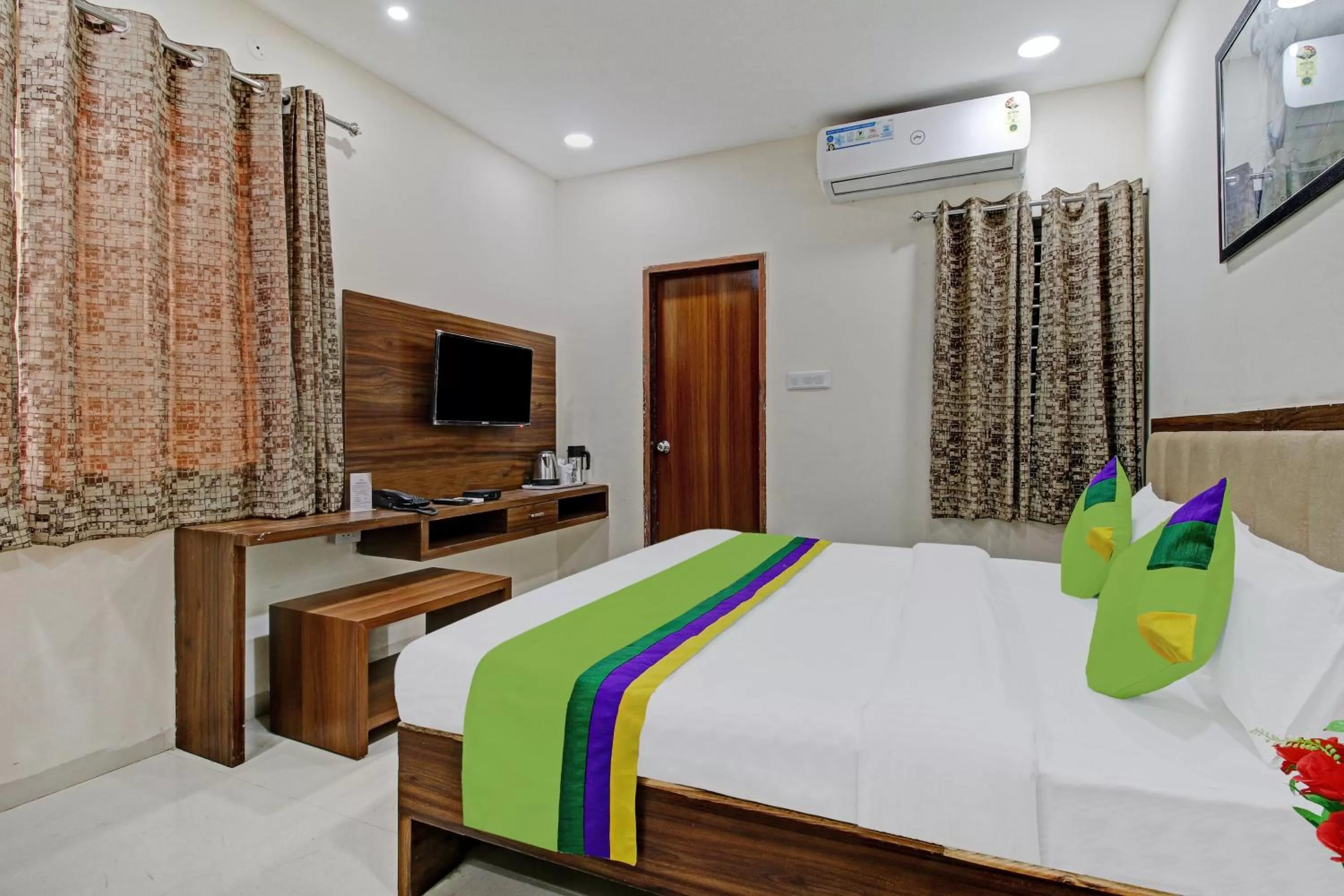 TV and multimedia, Bed in Treebo Krishna Regency ISBT Bus Stop