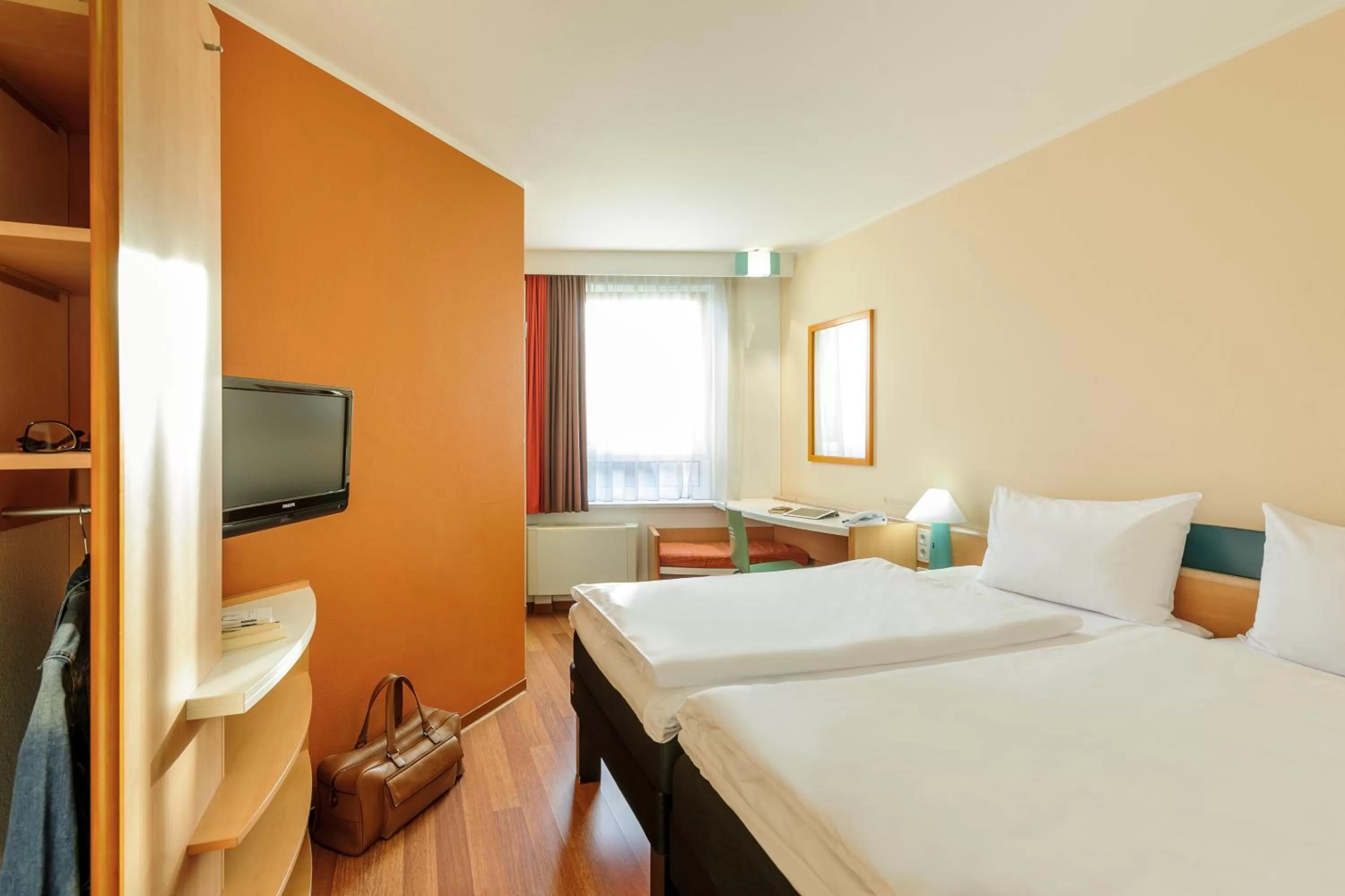 Photo of the whole room, Bed in ibis Augsburg Hauptbahnhof
