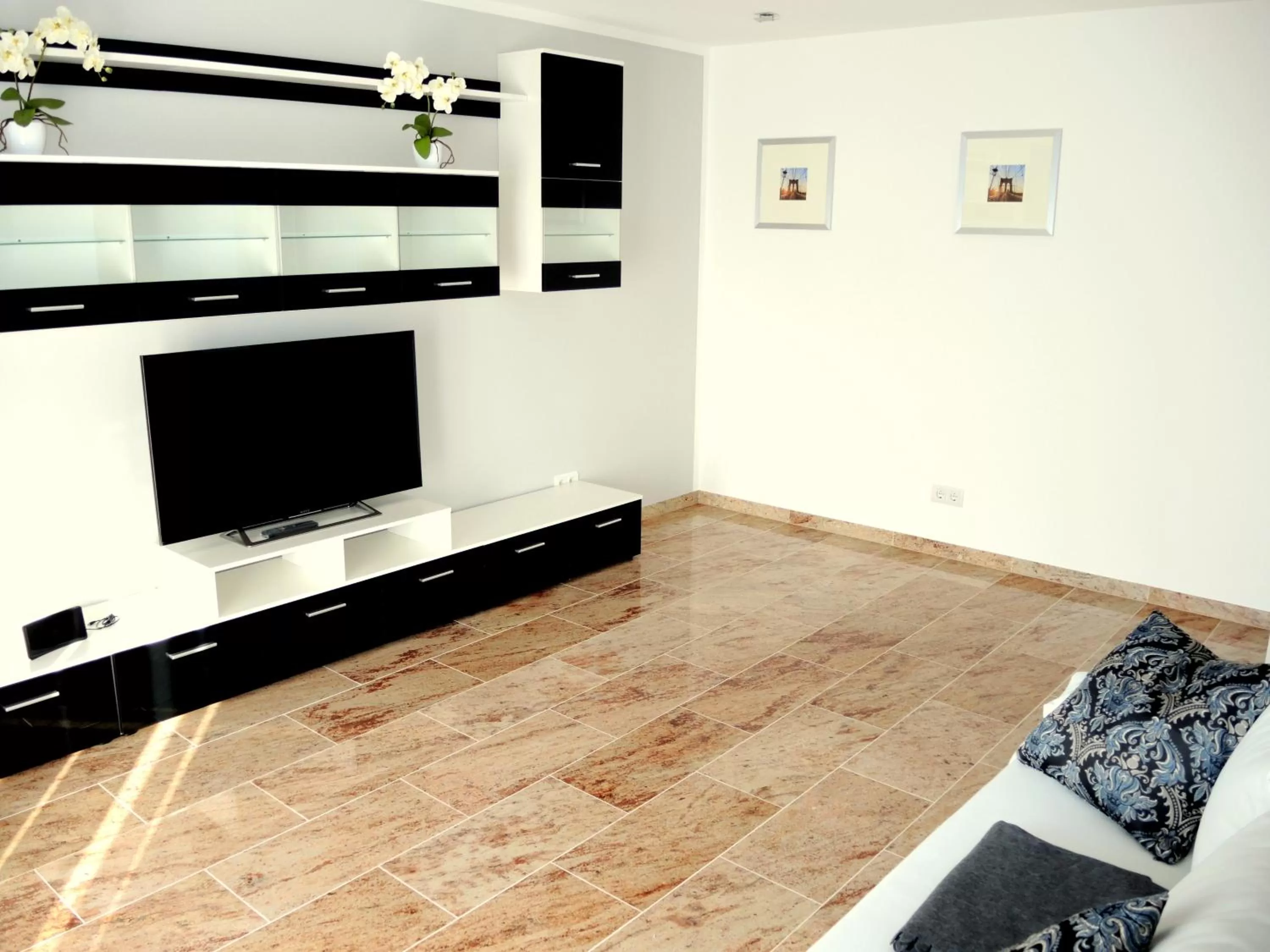 Communal lounge/ TV room, TV/Entertainment Center in Merkel Villa Apartamente