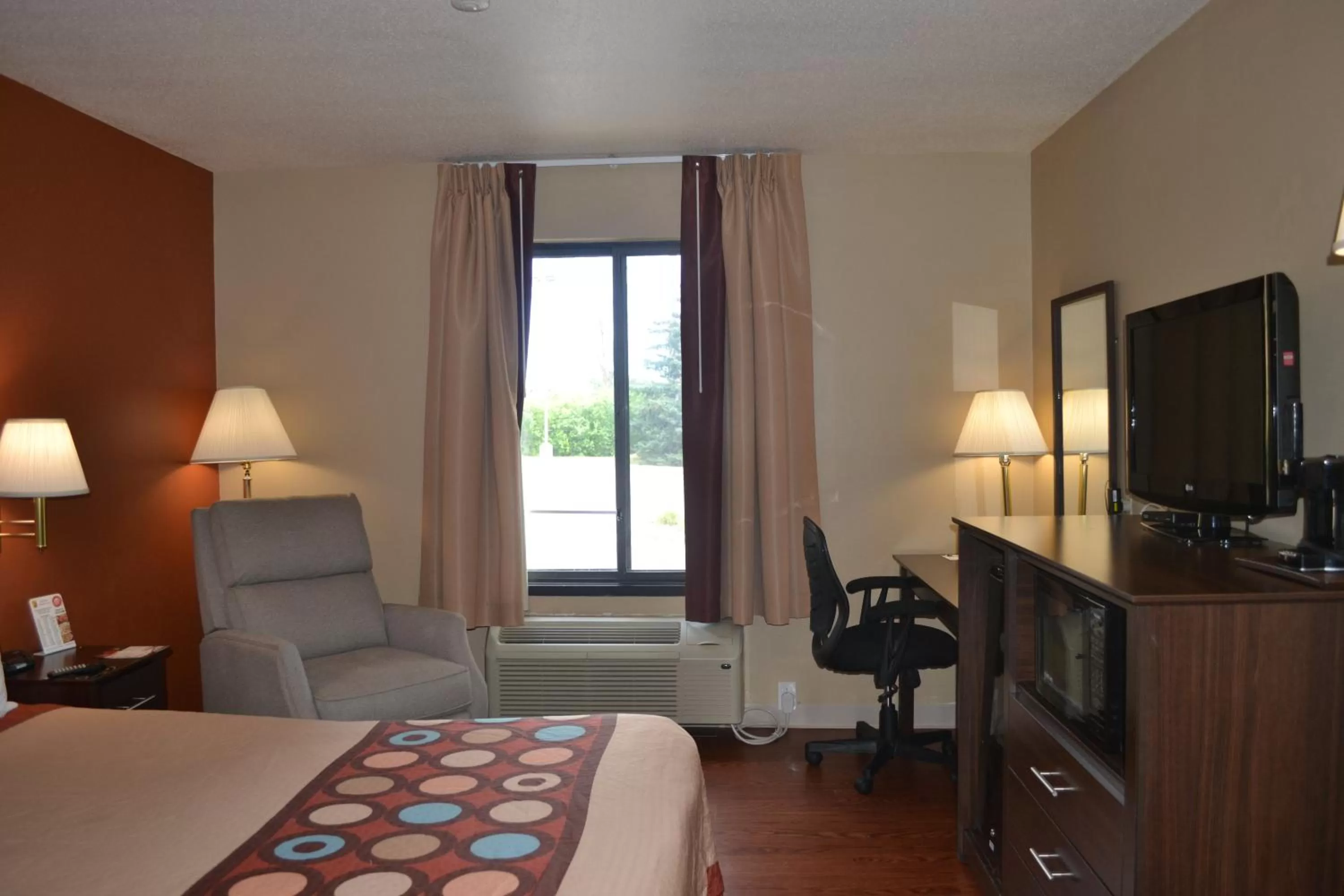 TV and multimedia, Bed in Super 8 by Wyndham Germantown/Milwaukee