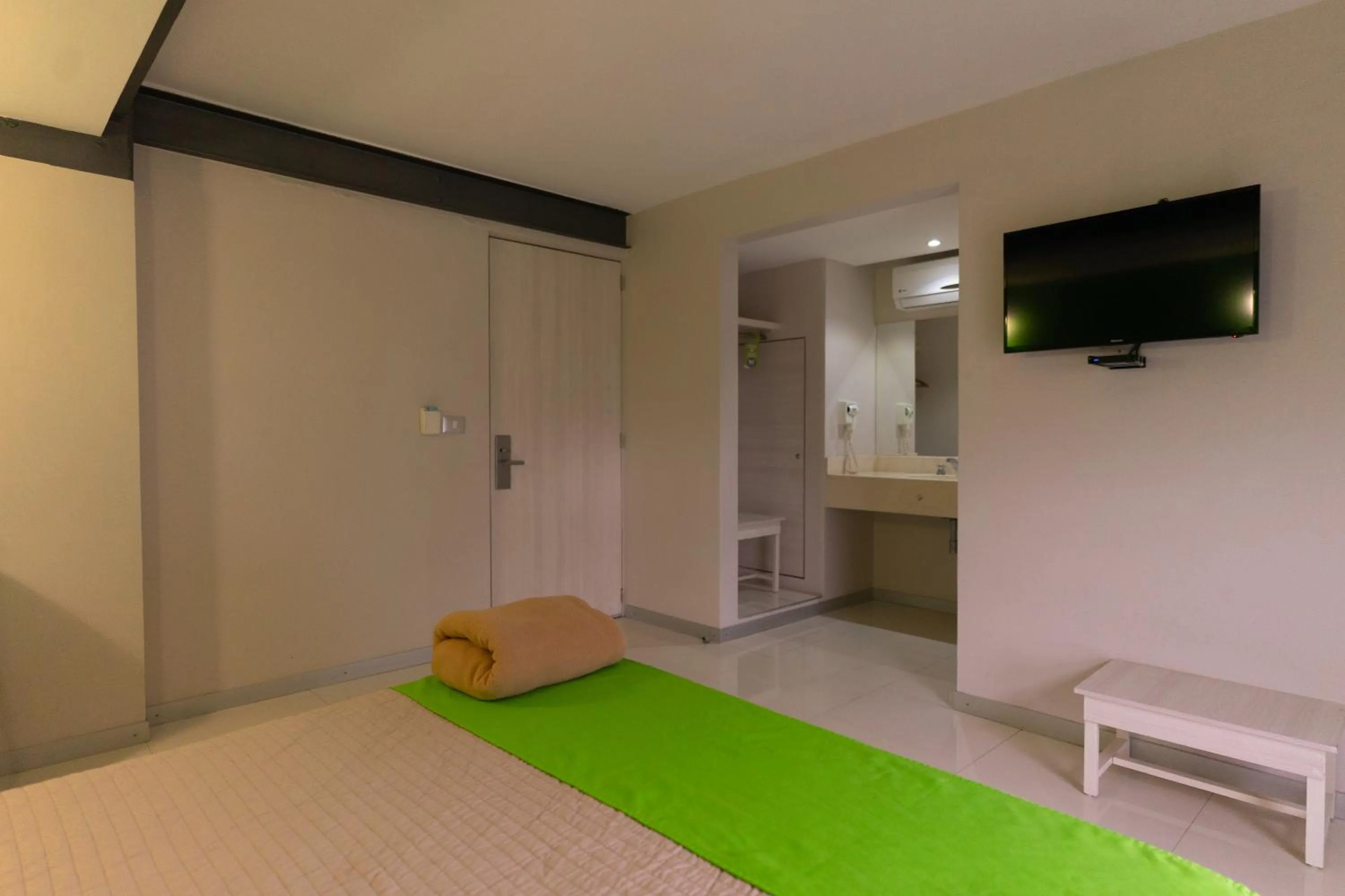 Photo of the whole room, Bed in SC HOTEL