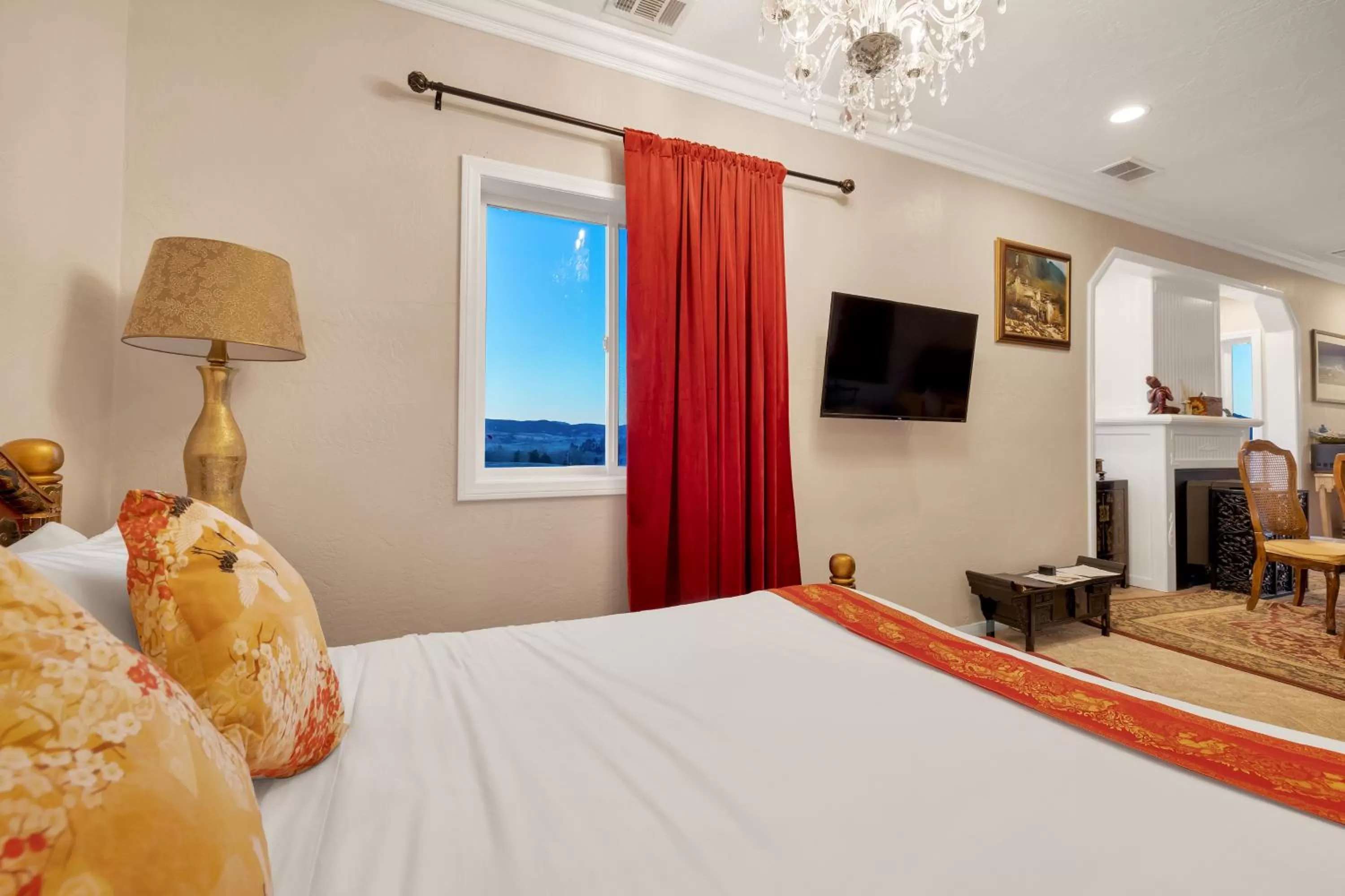 Bed in Quiet Mind Mountain Lodge, Retreat & Spa