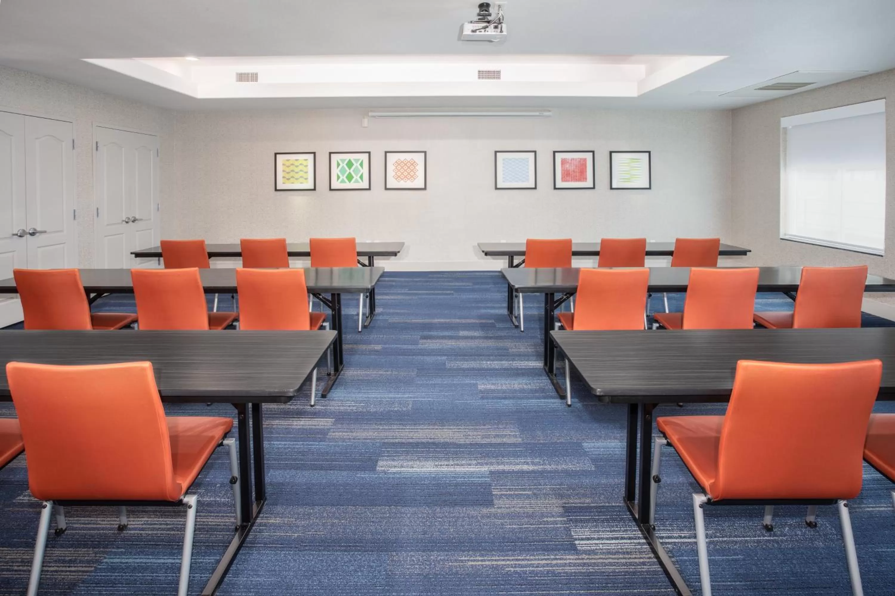 Meeting/conference room in Holiday Inn Express & Suites Yosemite Park Area by IHG