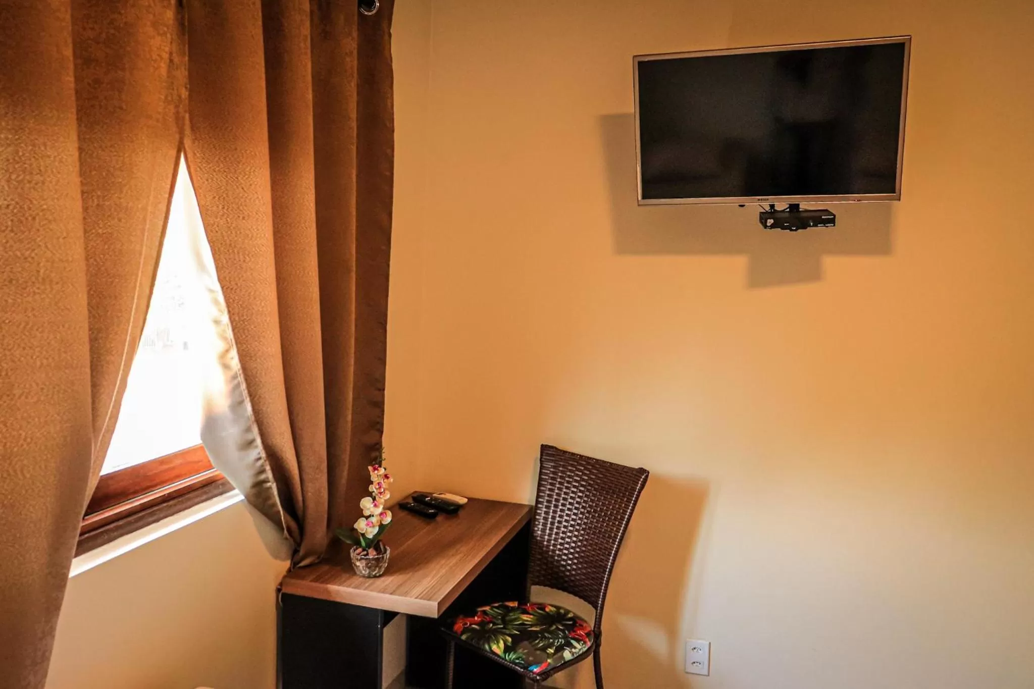 Bedroom, TV/Entertainment Center in Pousada Casa Grande