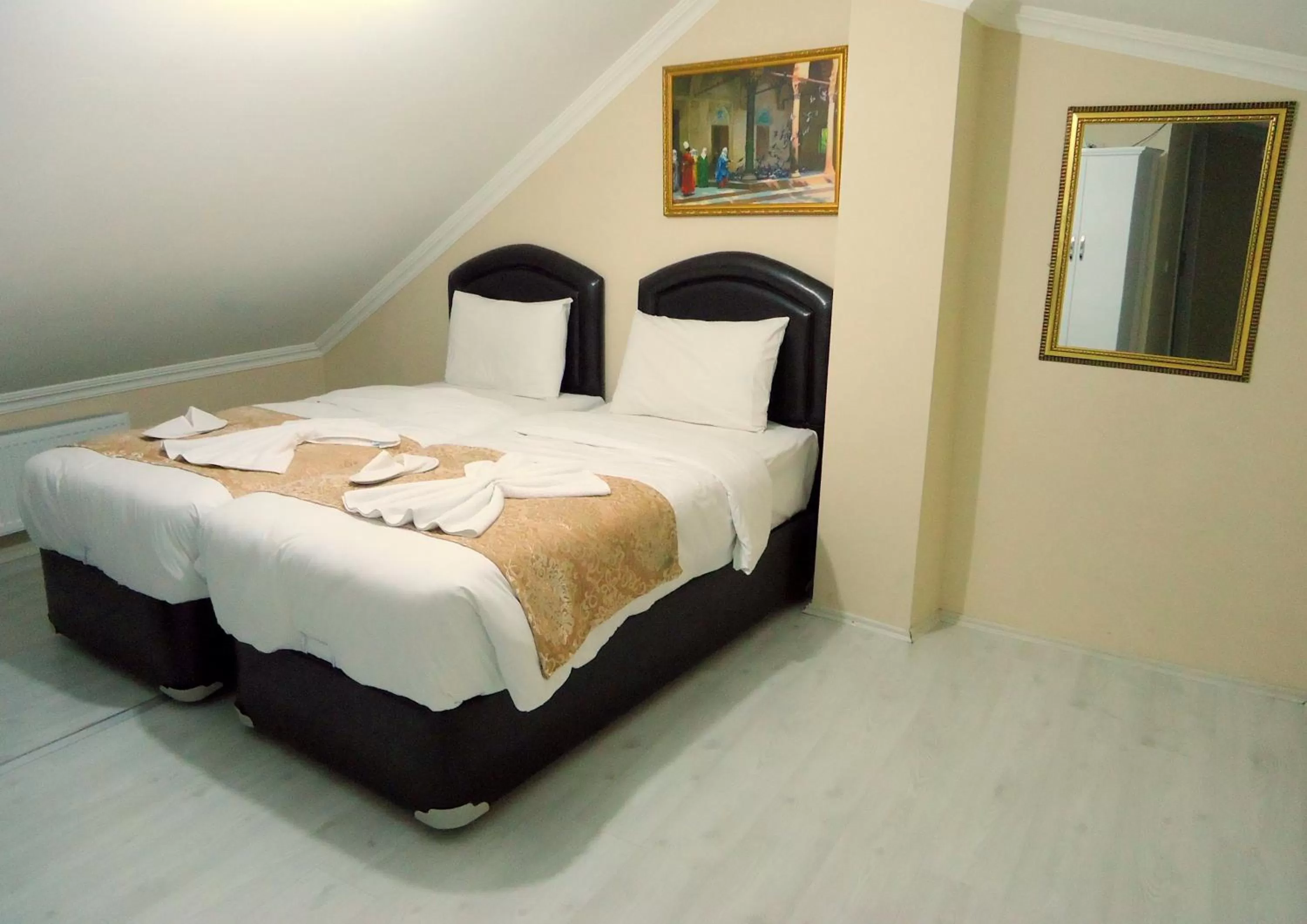 Photo of the whole room, Bed in Tolga Hotel