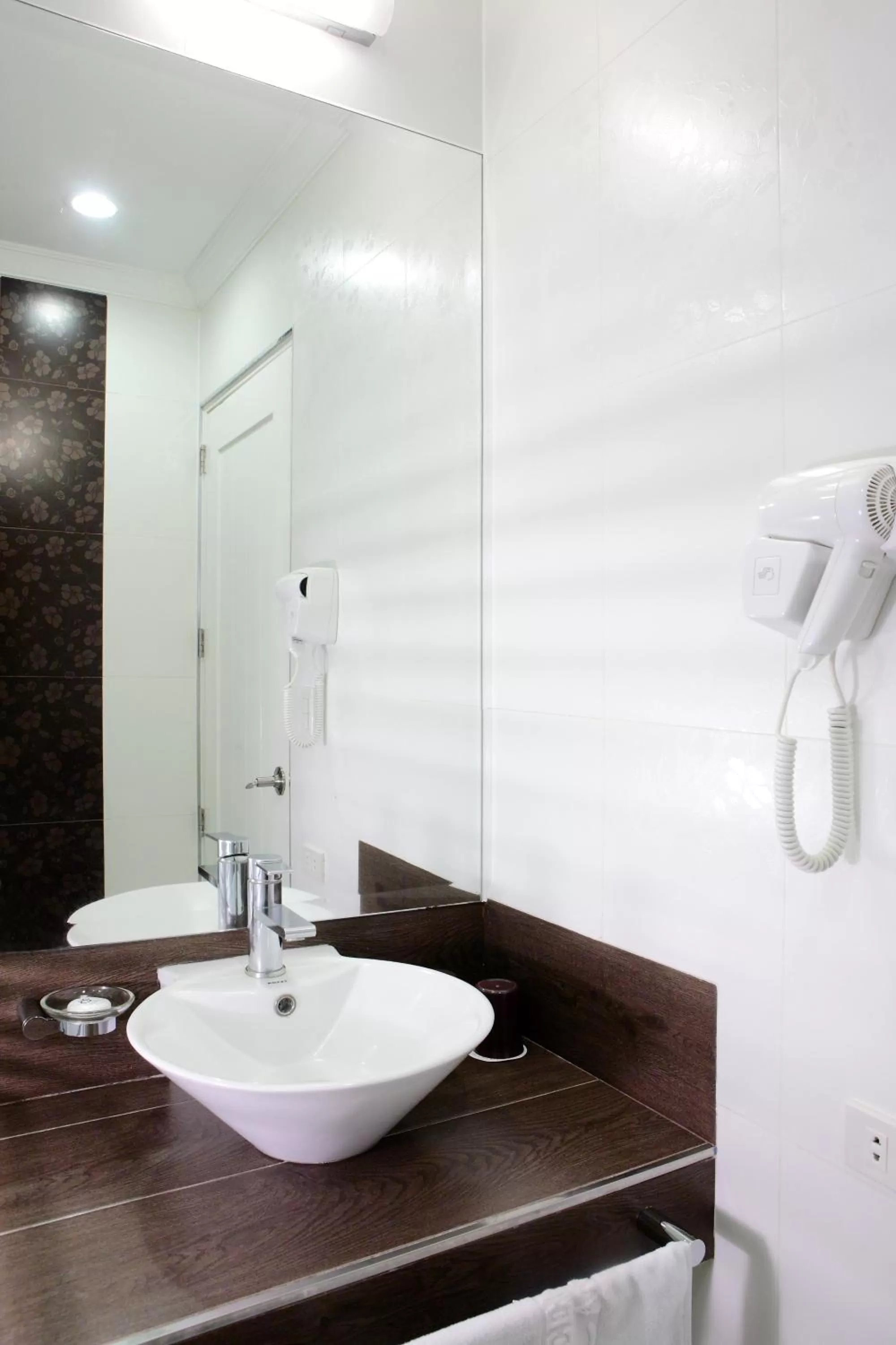 Bathroom in Queens Hotel Angeles City