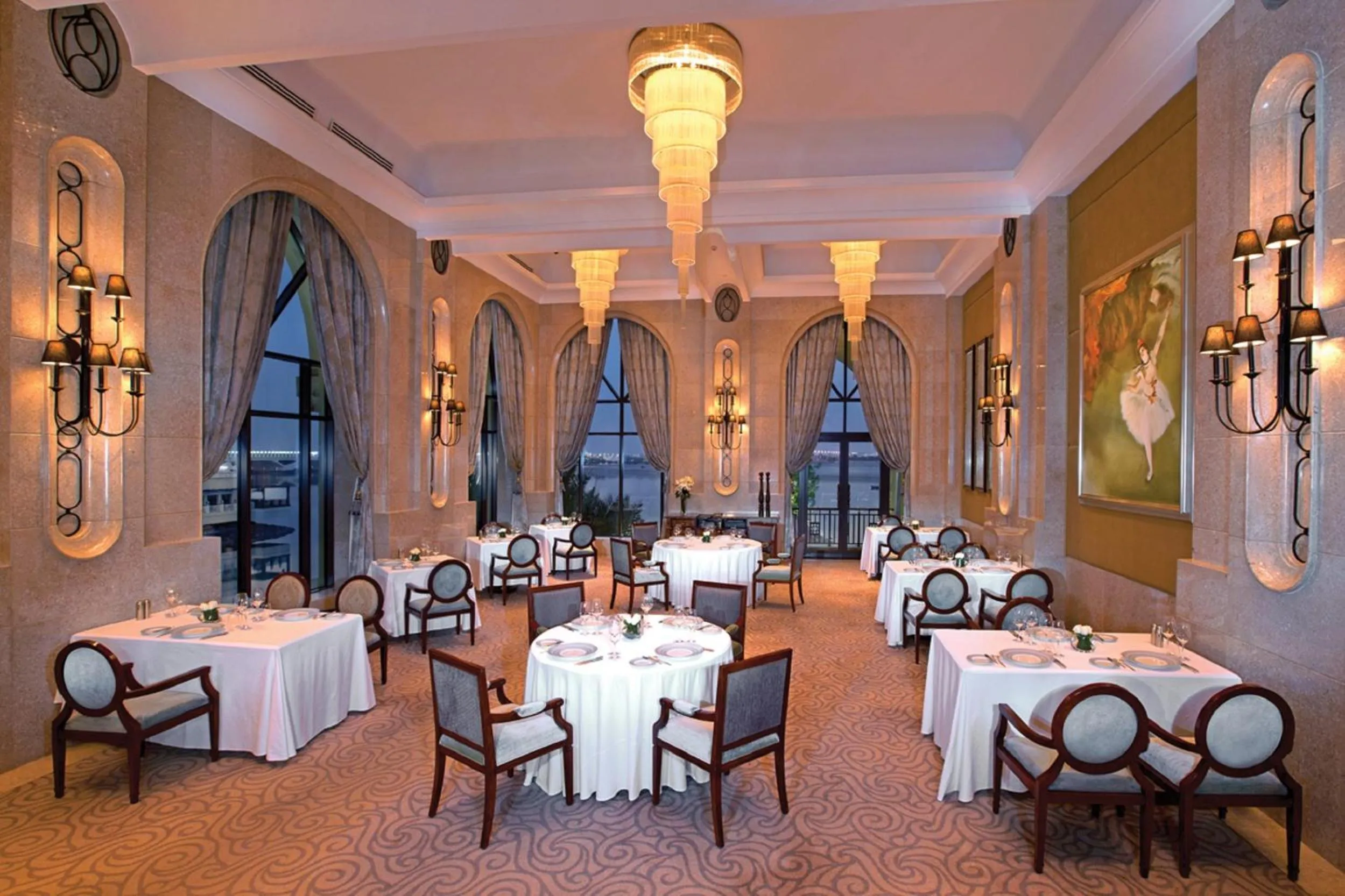 Restaurant/places to eat in Shangri-La Hotel Apartments Qaryat Al Beri