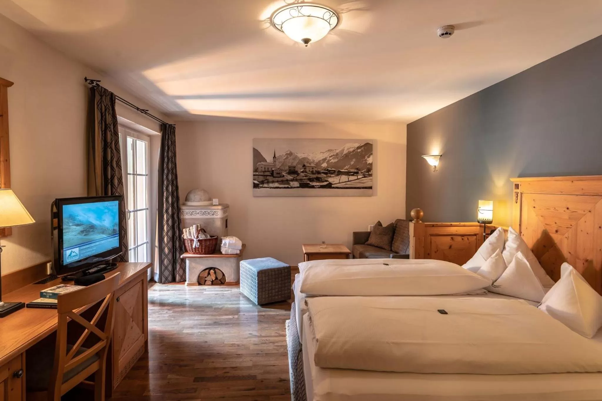 Seating area, Bed in Hotel Kaprunerhof