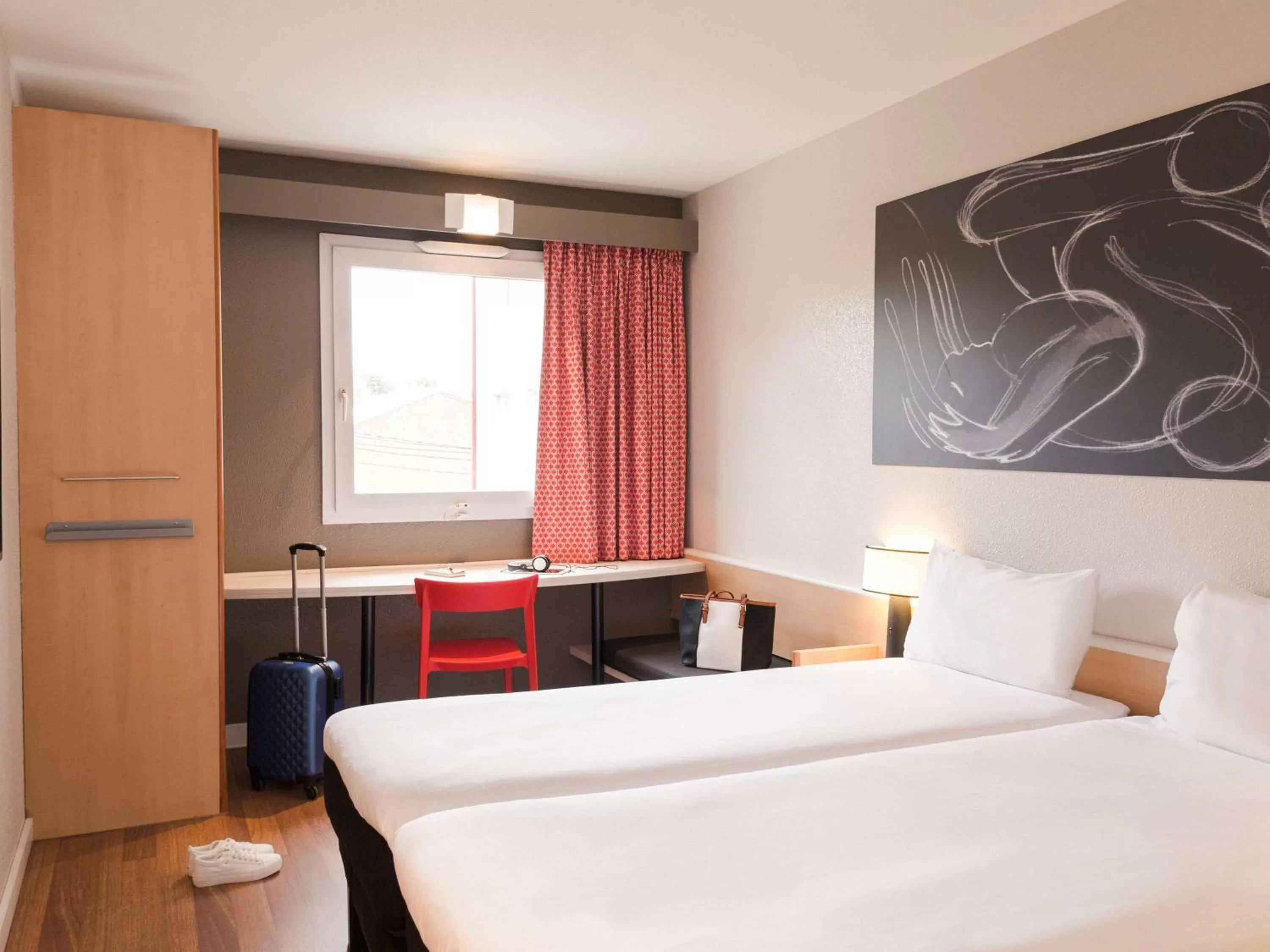 Photo of the whole room, Bed in Ibis Madrid Fuenlabrada
