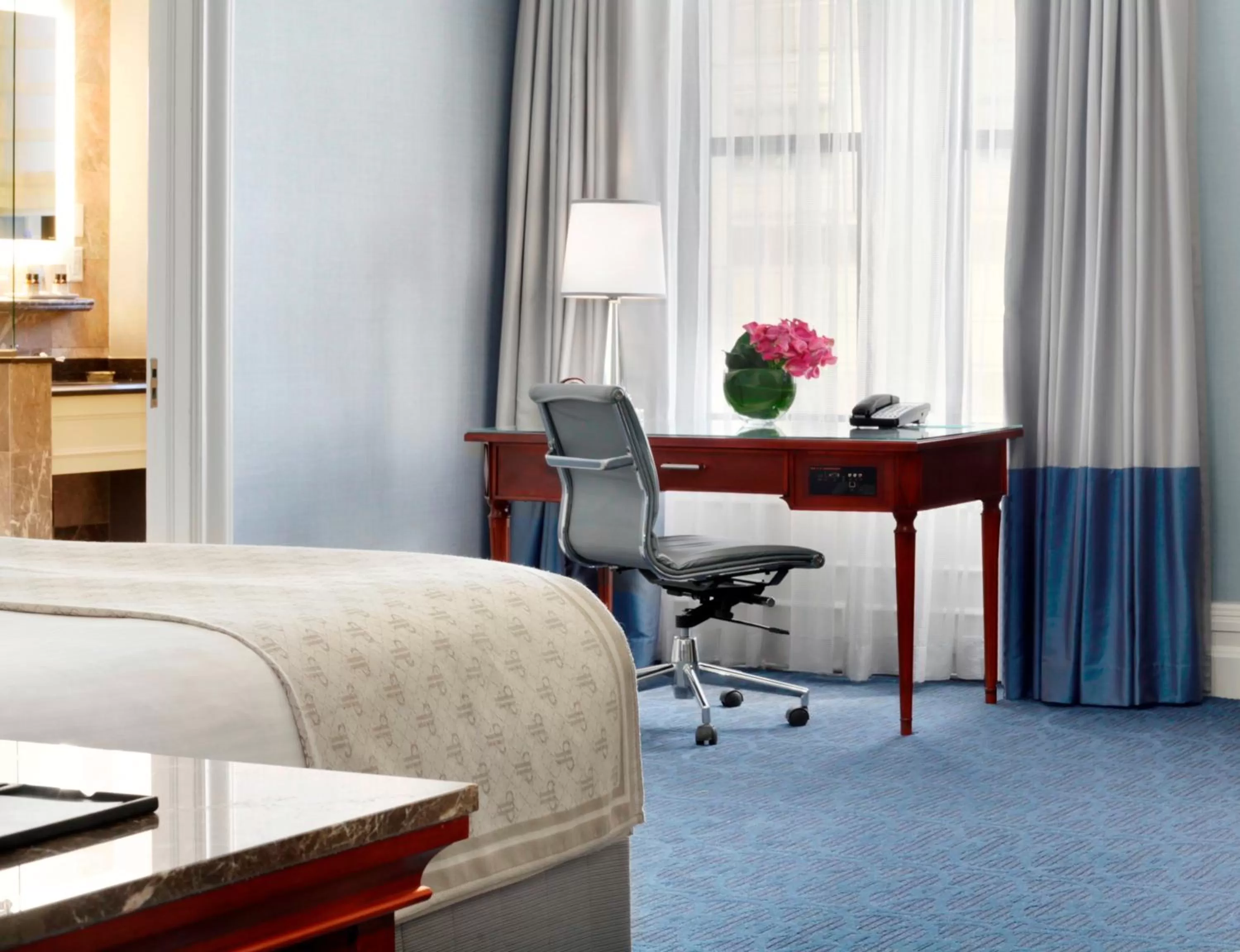 Seating area, Bed in Fairmont Copley Plaza