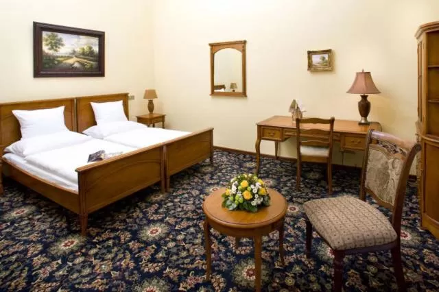 Photo of the whole room, Bed in Chateau Zbiroh