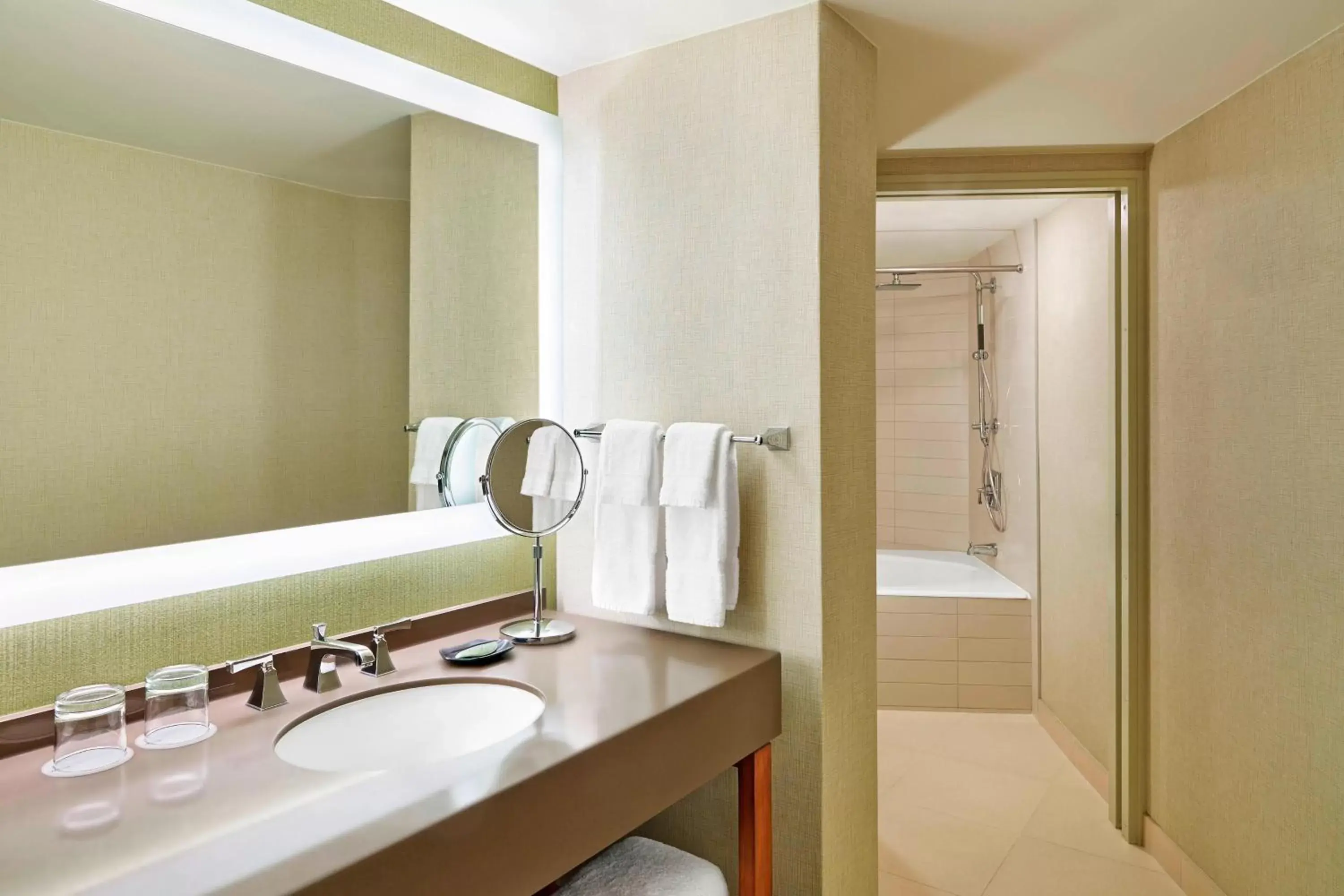 Traditional Double Room with Two Double Beds and Adapted Tub - Mobility and Hearing Accessible in The Westin San Diego Bayview Traditional Double Room with Two Double Beds and Adapted Tub - Mobility and Hearing Accessible in The Westin San Diego Bayview