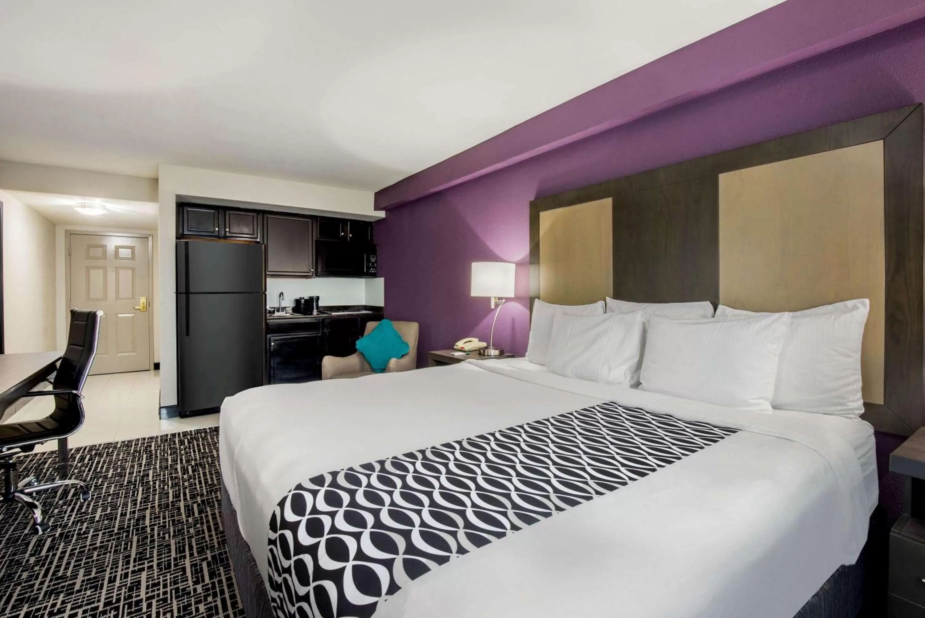 Photo of the whole room, Bed in La Quinta Inn by Wyndham West Long Branch NJ Shore Area