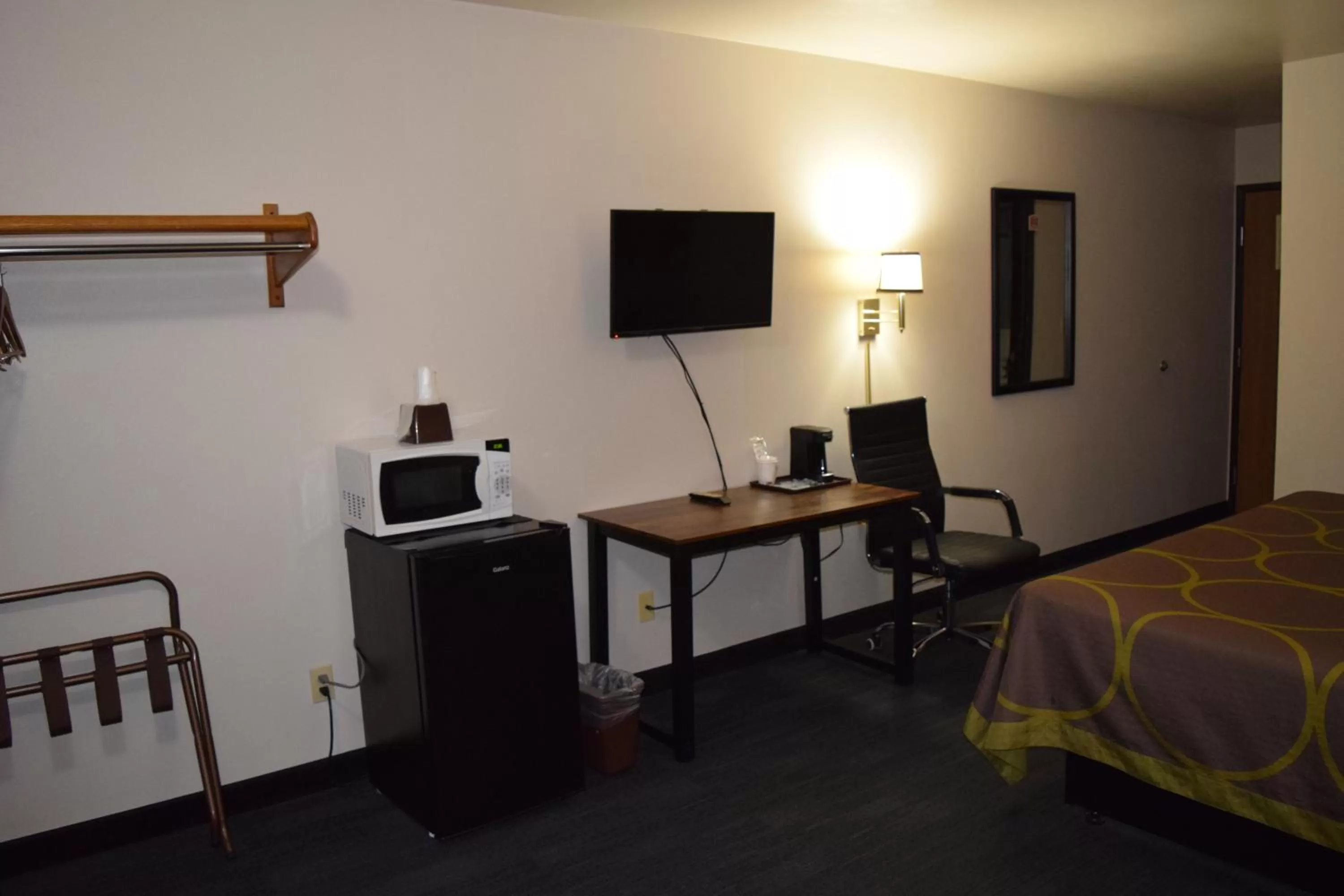 TV and multimedia, Bed in AmeriVu Inn and Suites Shawano WI