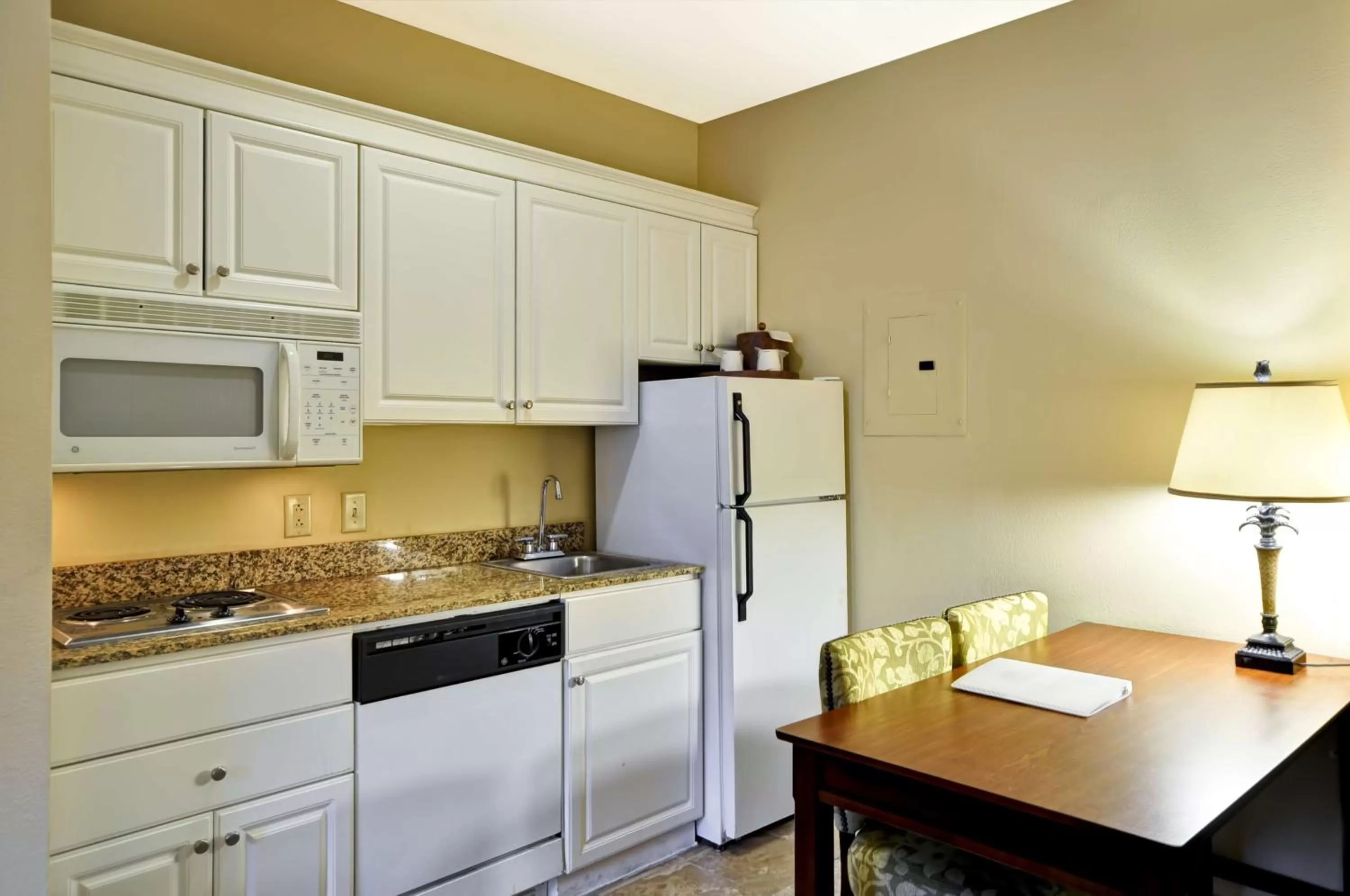 Kitchen or kitchenette in Hampton Inn & Suites Charleston/Mt. Pleasant-Isle Of Palms