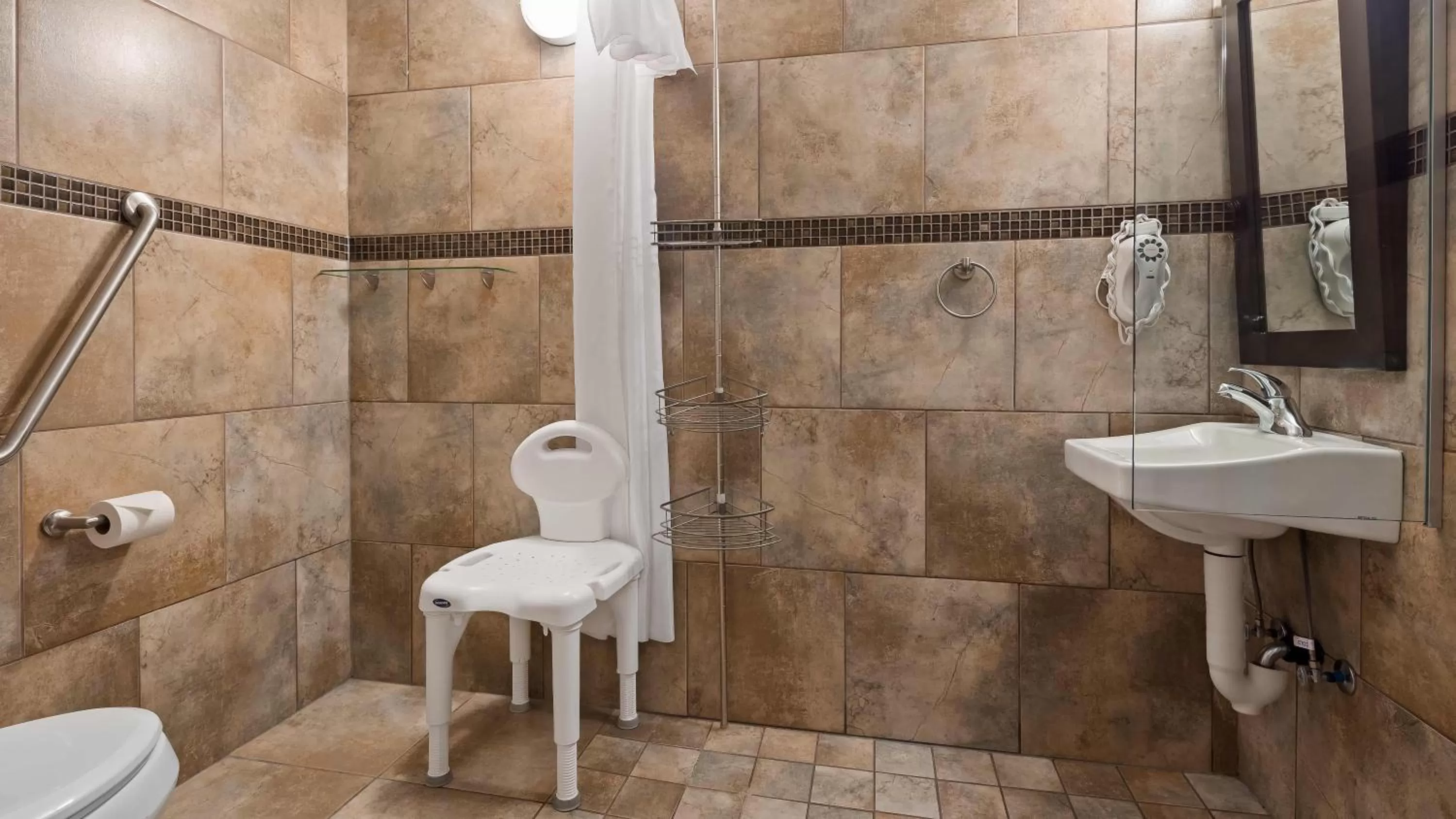 Shower in Best Western Plus Kamloops Hotel