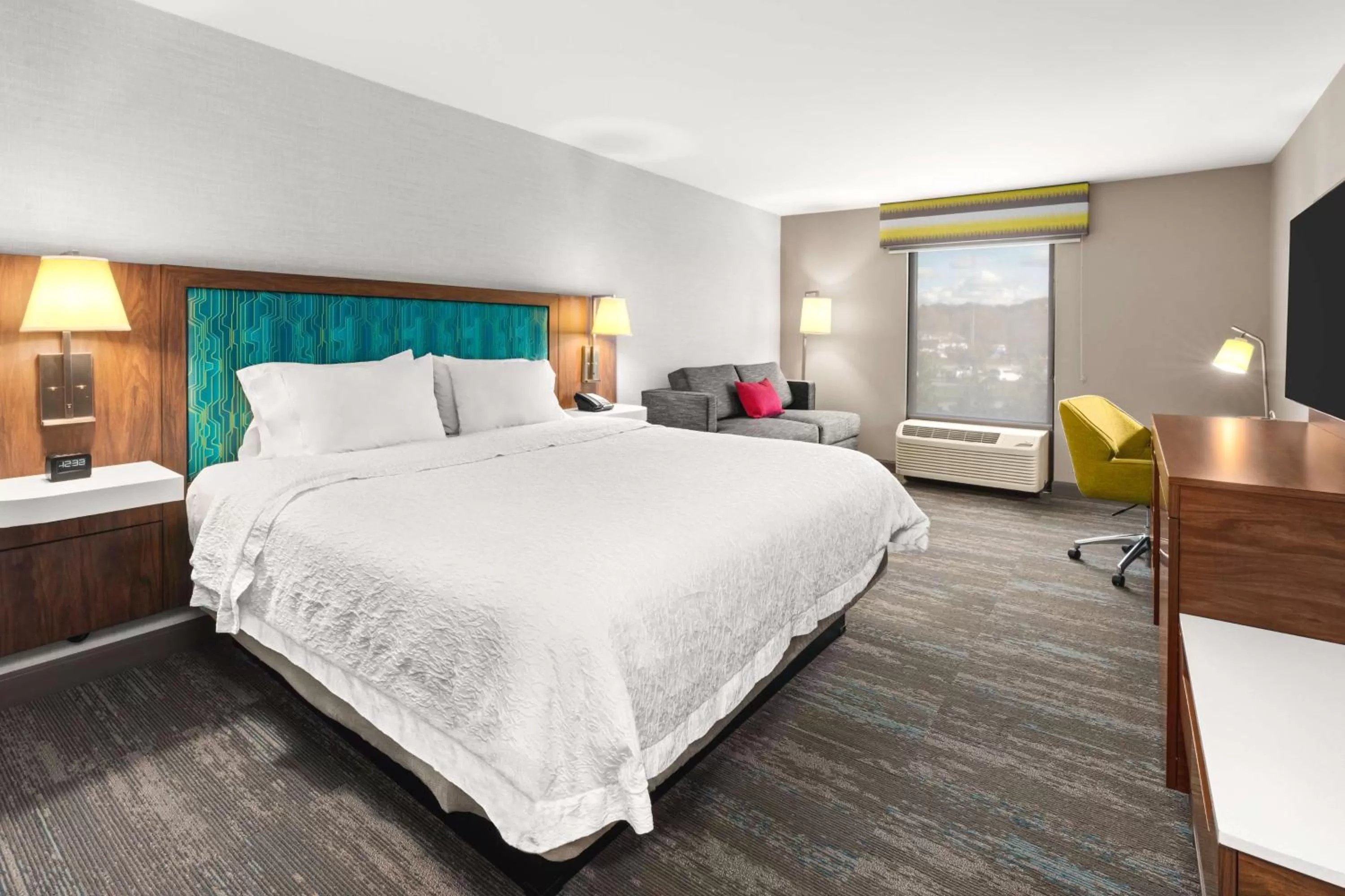 Bedroom, Bed in Hampton Inn Seekonk