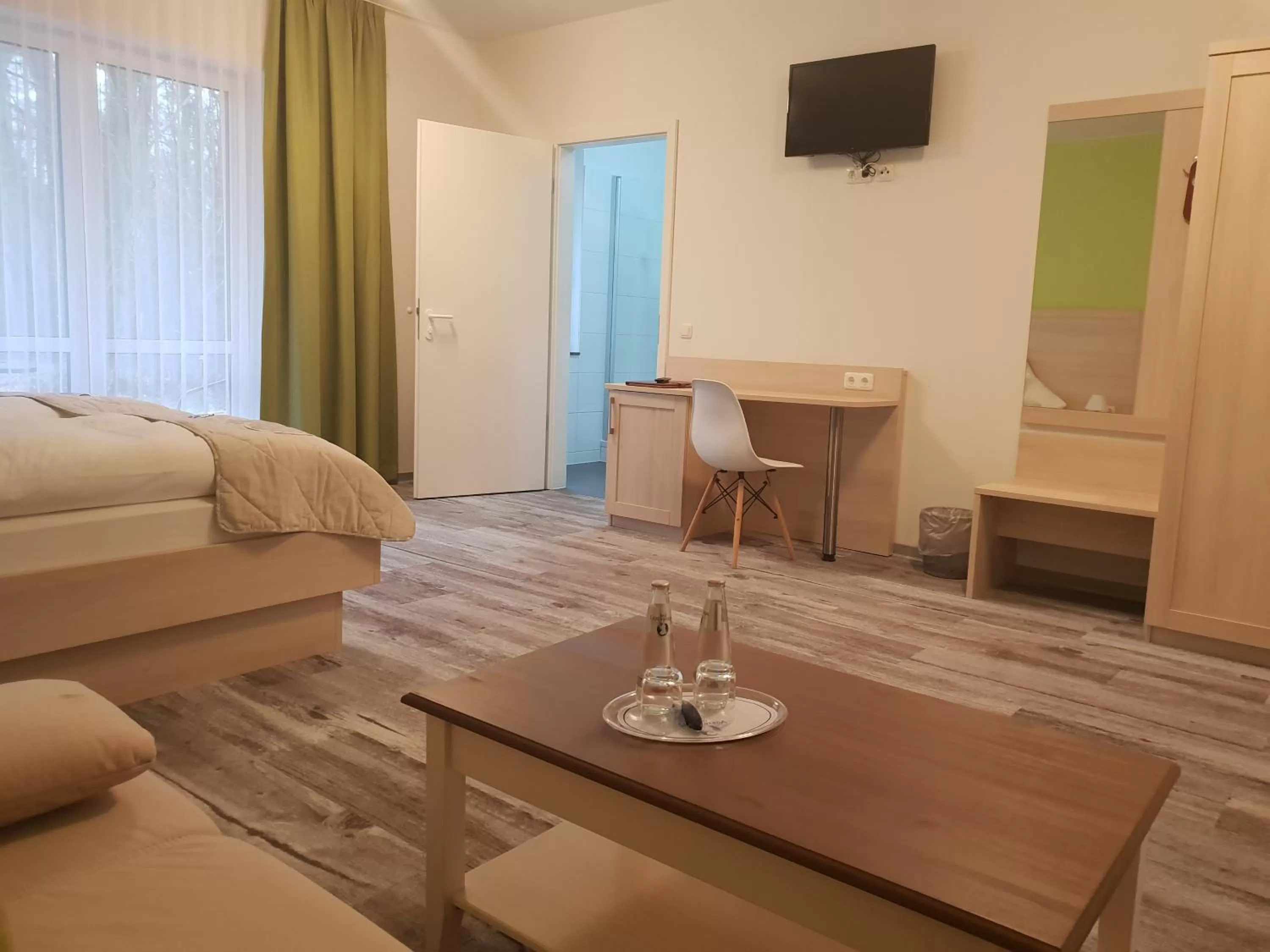 Seating area, Bed in Neue Mühle Kleines Landhotel