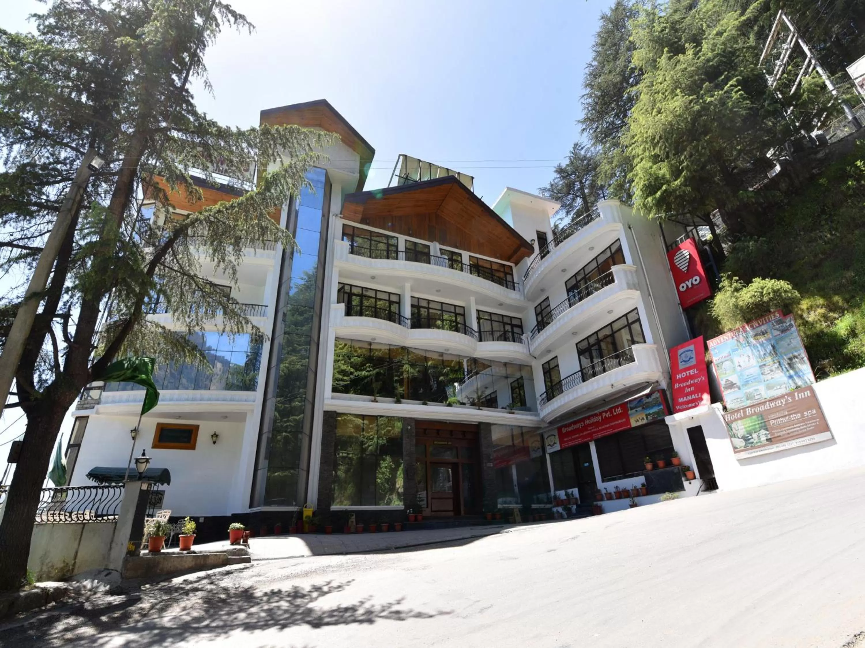 Property building in Hotel Broadways Inn