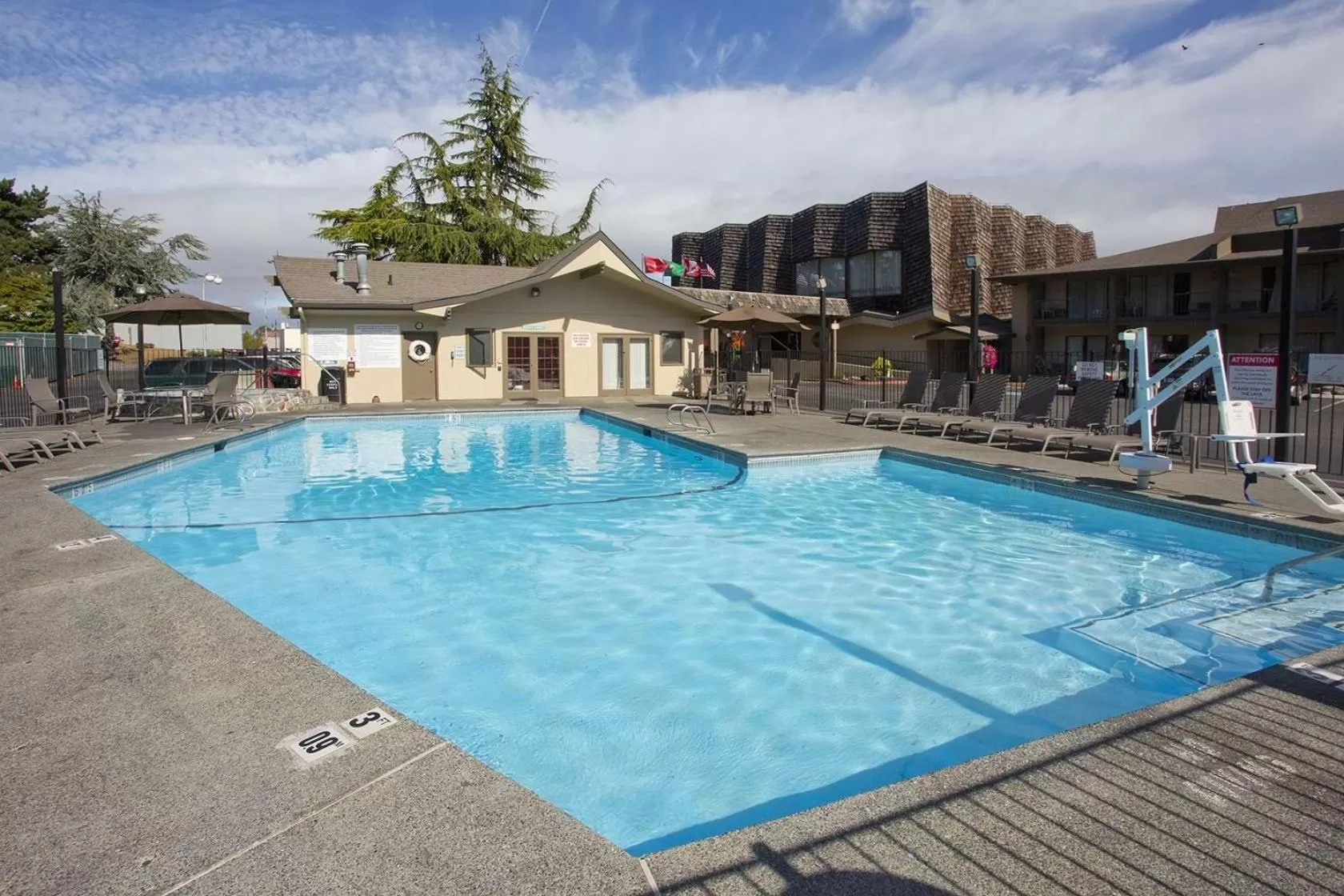 Swimming pool in Red Lion Hotel Port Angeles Harbor