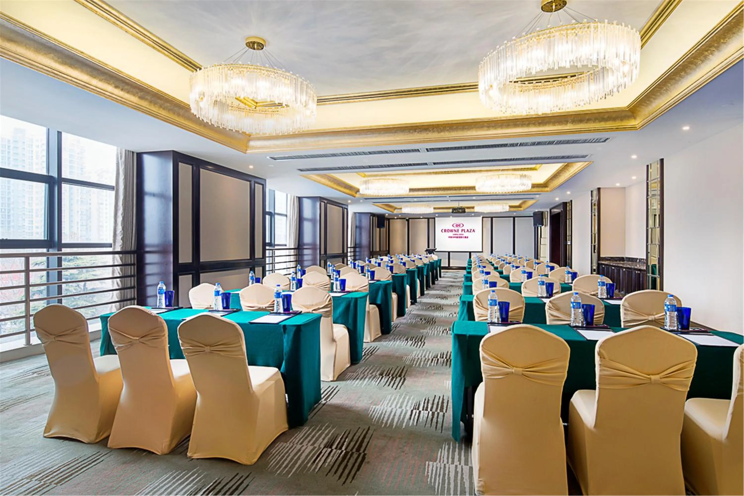 Meeting/conference room in Crowne Plaza Zhengzhou by IHG