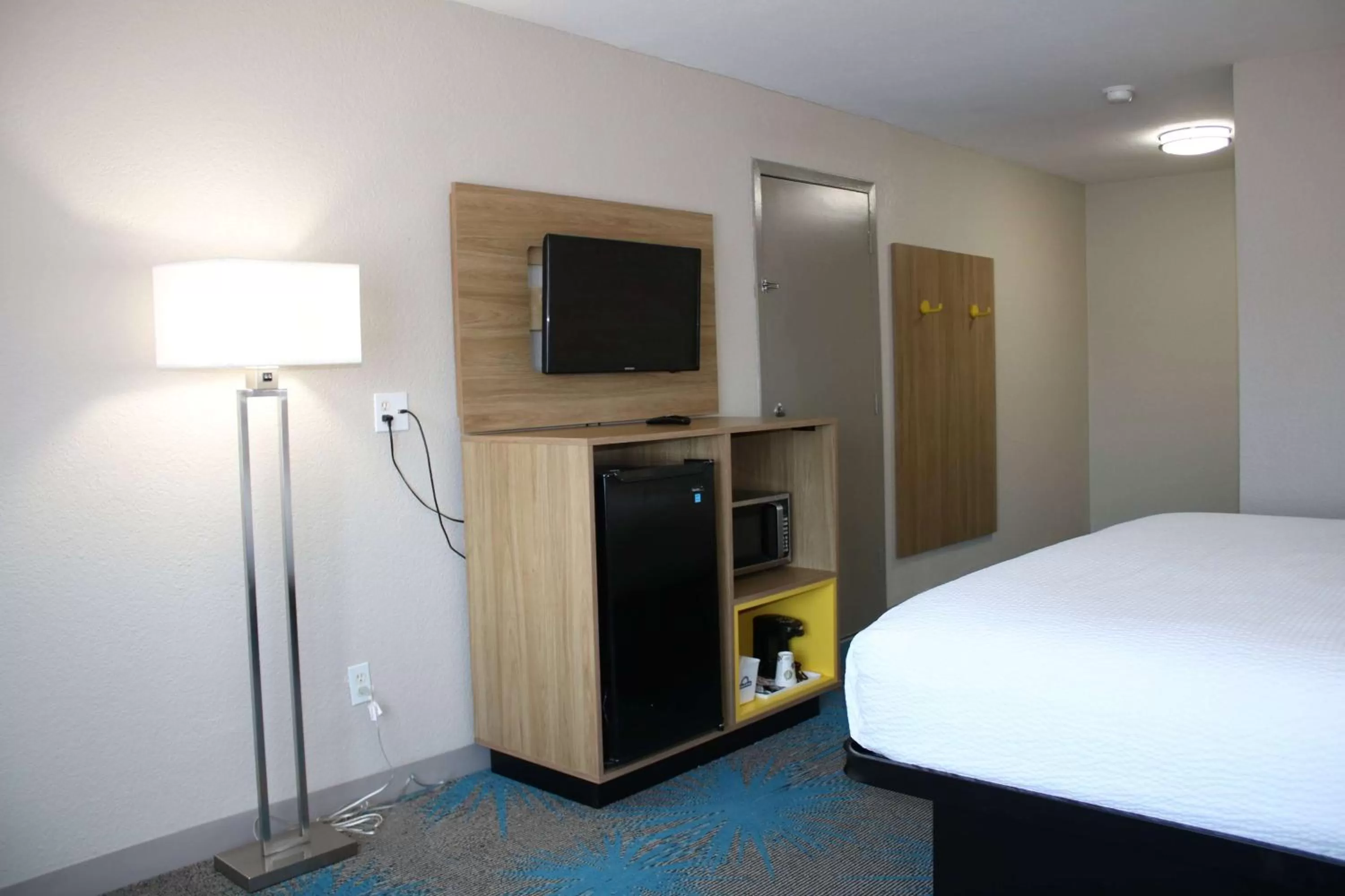 Photo of the whole room, Bed in Days Inn by Wyndham Waco University Area