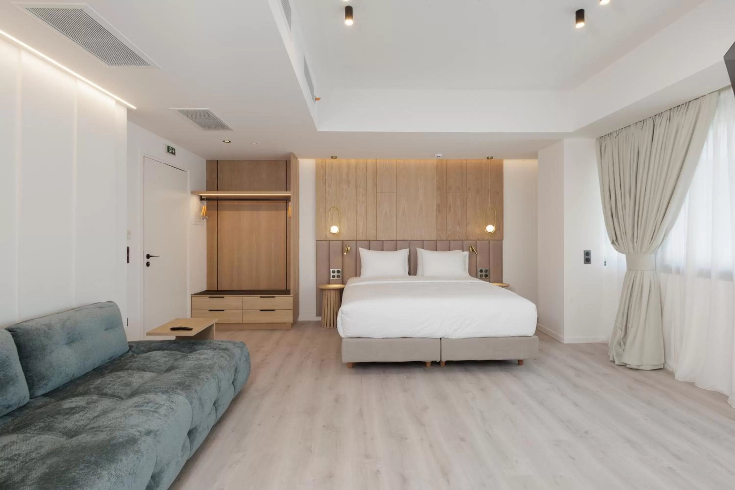 Photo of the whole room in LUX&EASY Signature Syngrou 234