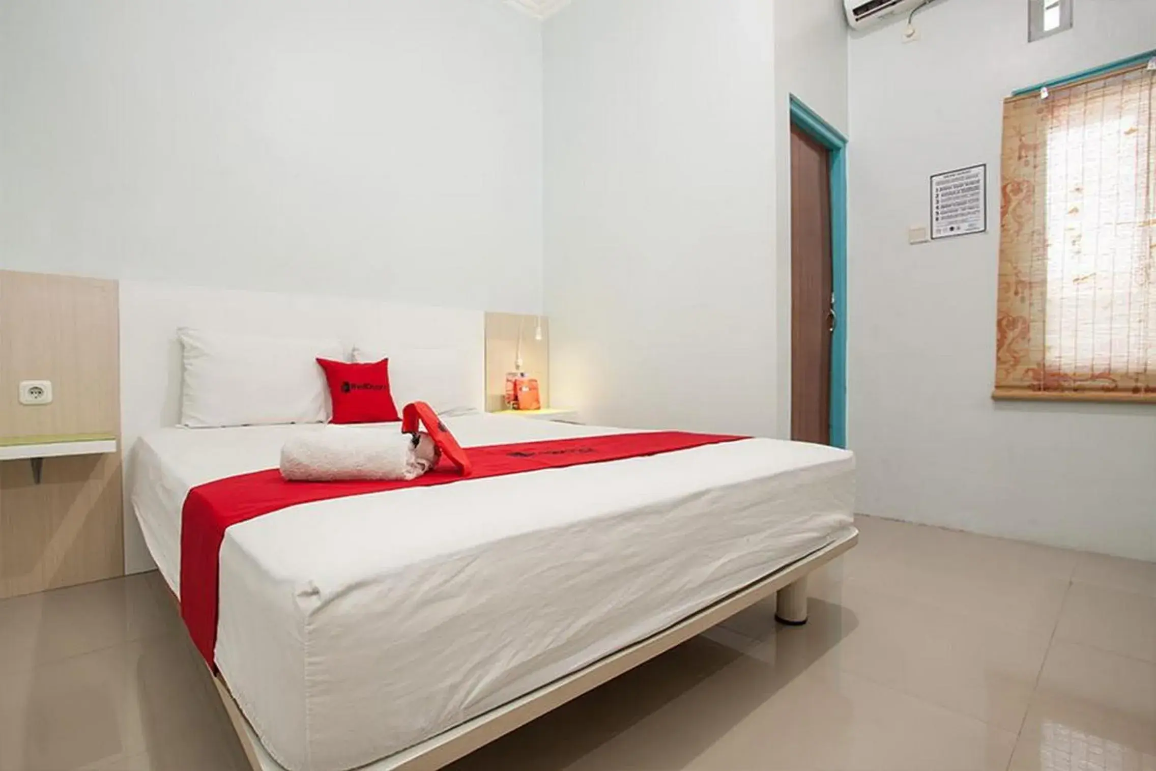 Double Room in RedDoorz @ Kartohardjo Madiun Double Room in RedDoorz @ Kartohardjo Madiun
