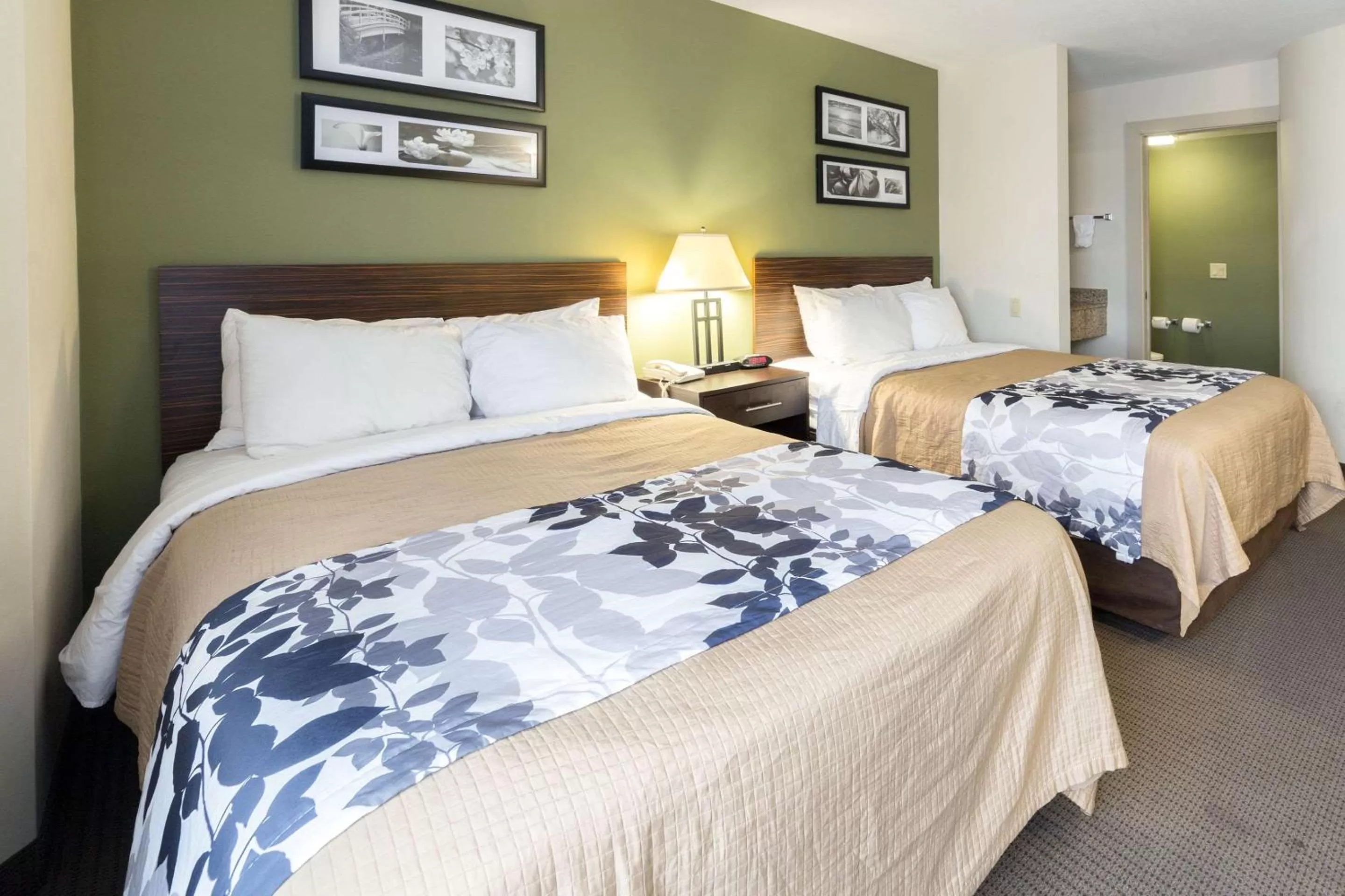 Photo of the whole room in Sky Harbor Airport Inn