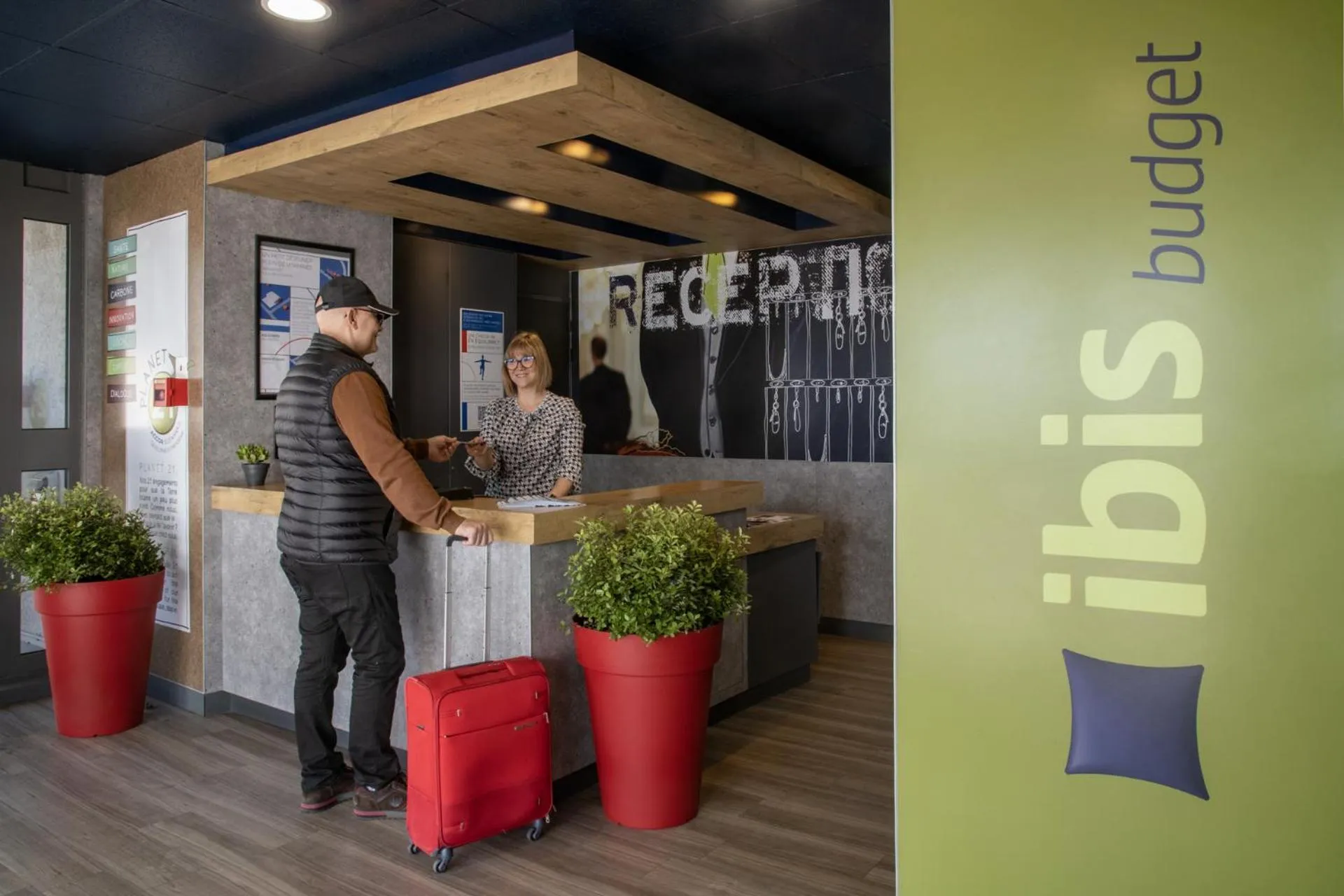 Lobby or reception in ibis budget Menton Bord de Mer