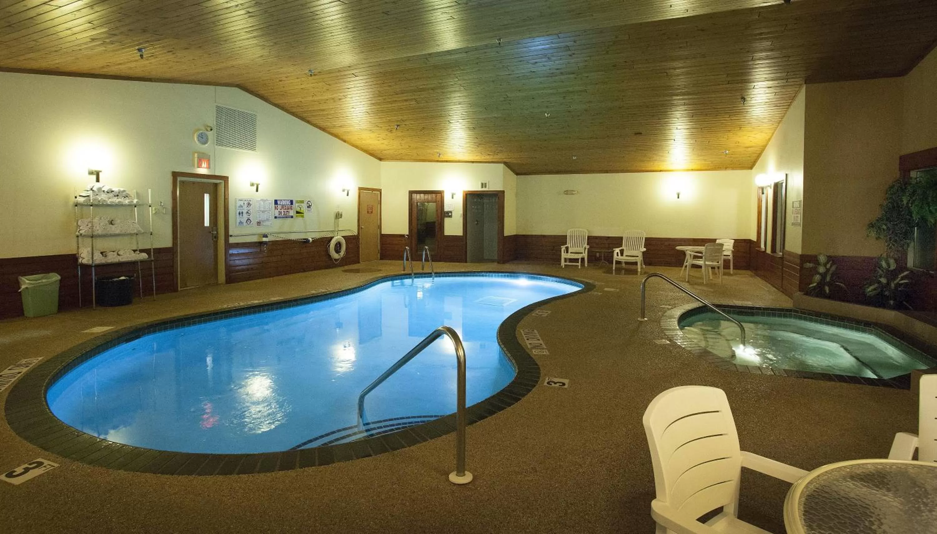 Swimming pool in Country Inn Two Harbors
