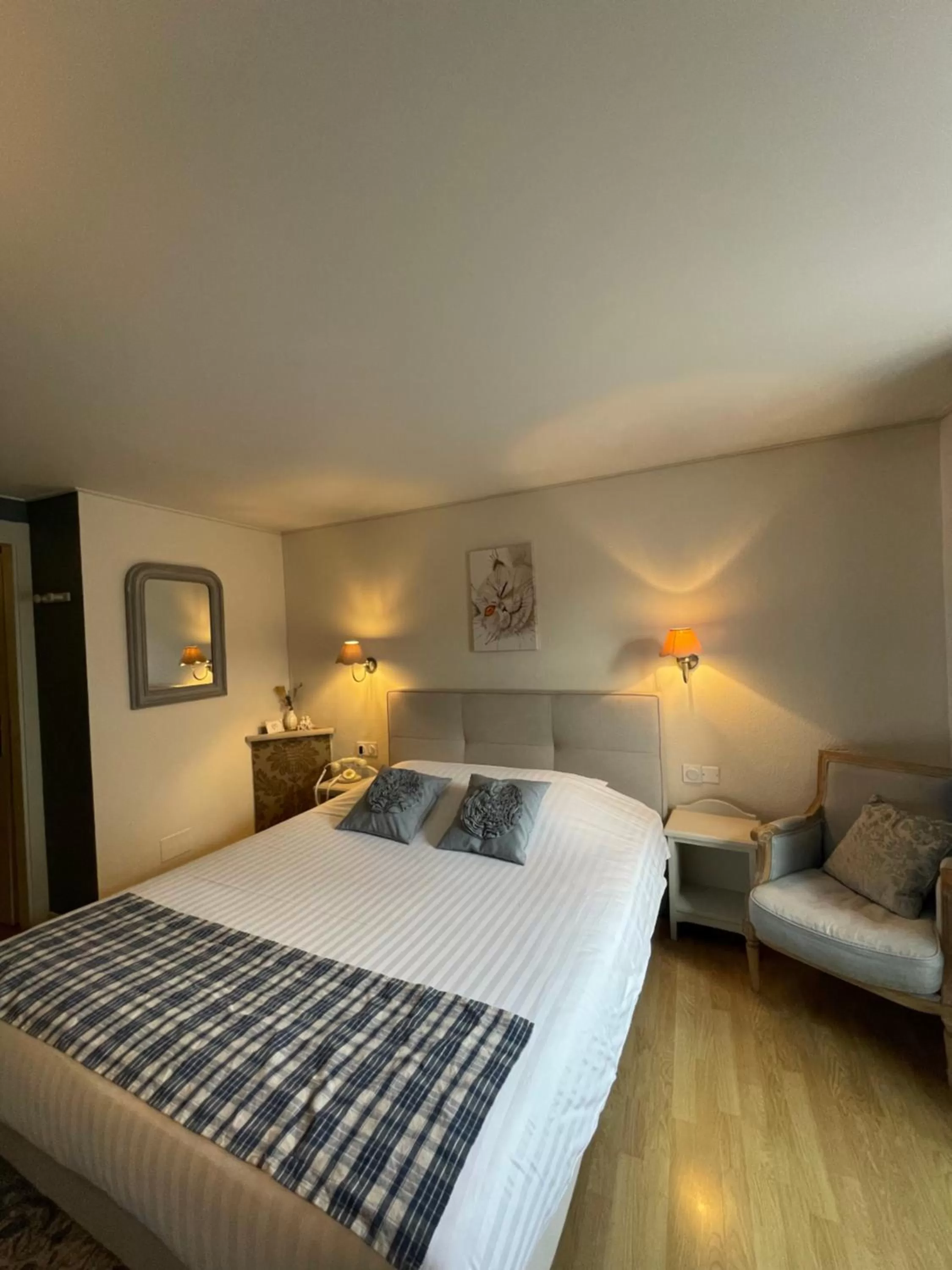 Bedroom, Bed in The Originals Boutique, Hôtel de la Balance, Montbéliard