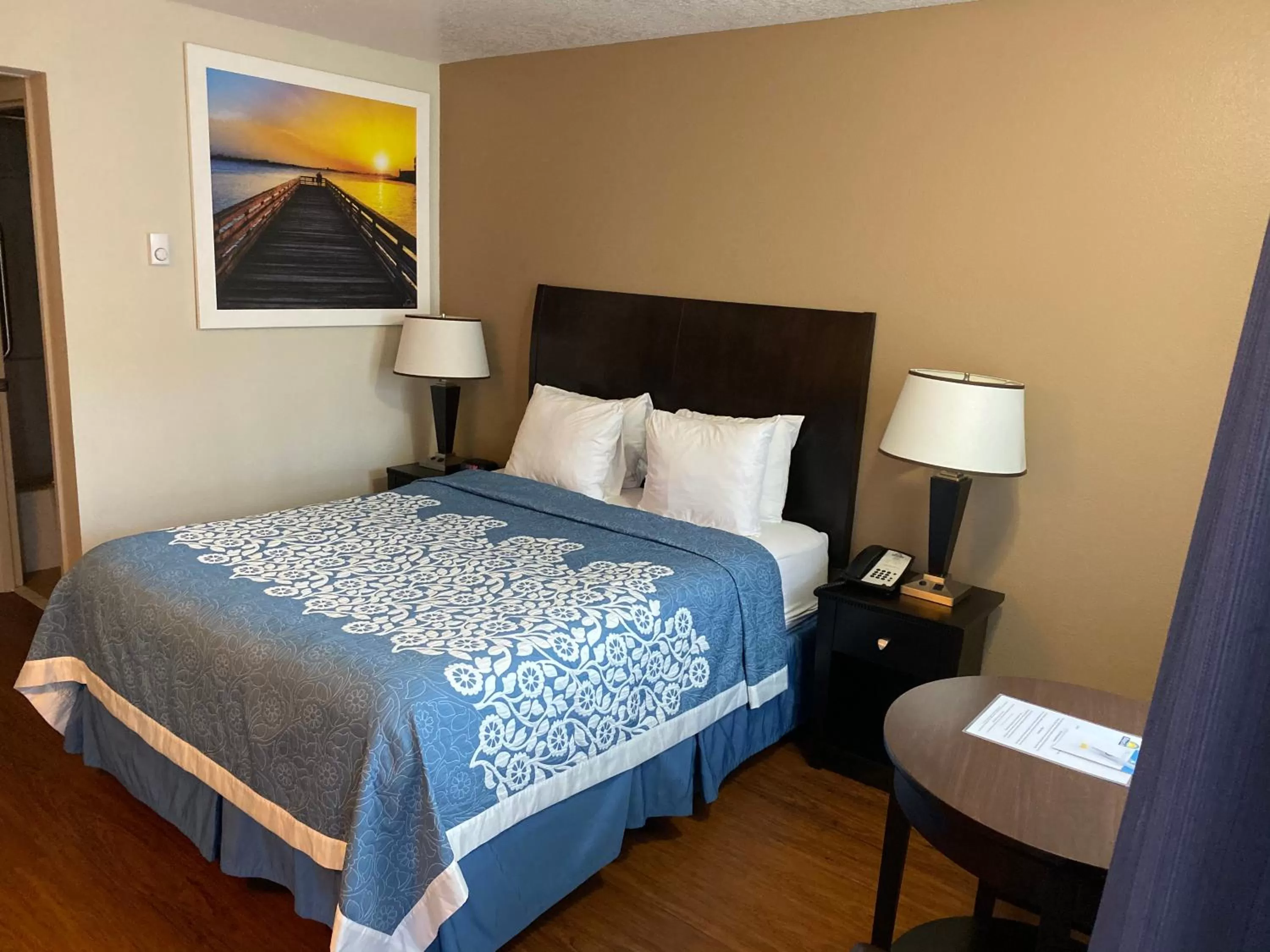 Bed in Days Inn by Wyndham Newport OR