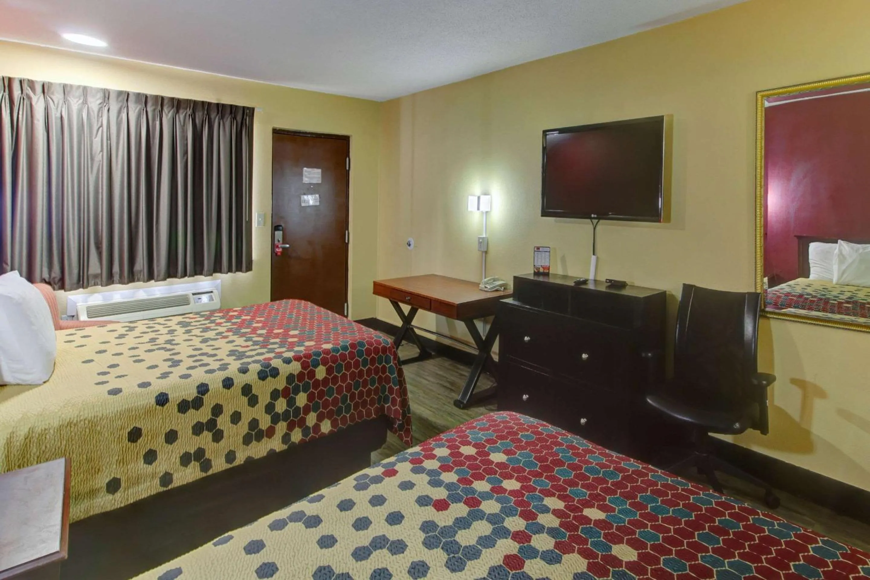 Bedroom, Bed in Econo Lodge Virginia Beach Town Center