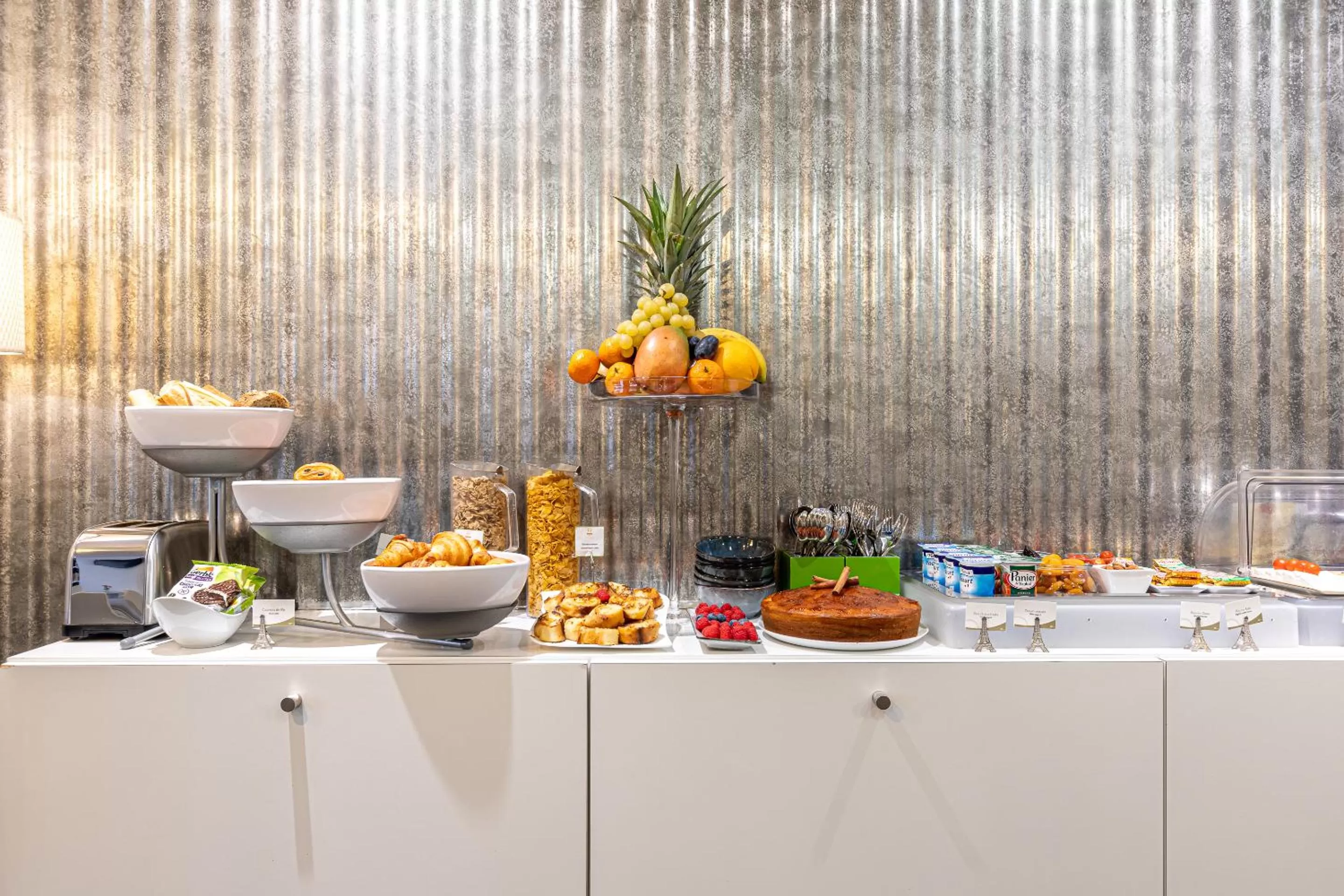 Food and drinks in Hotel Glasgow Monceau by Patrick Hayat