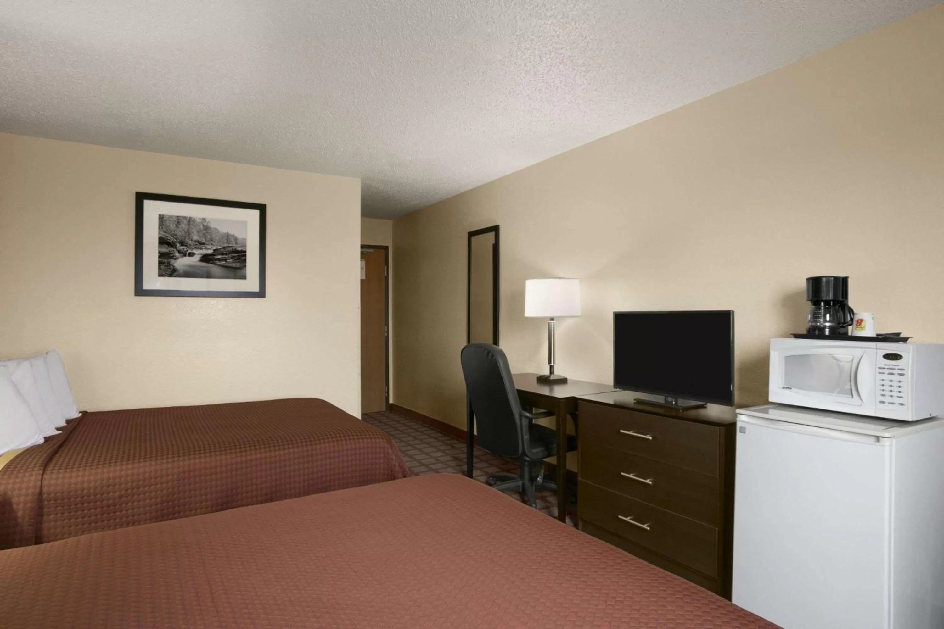 Photo of the whole room, Bed in Super 8 by Wyndham Saginaw