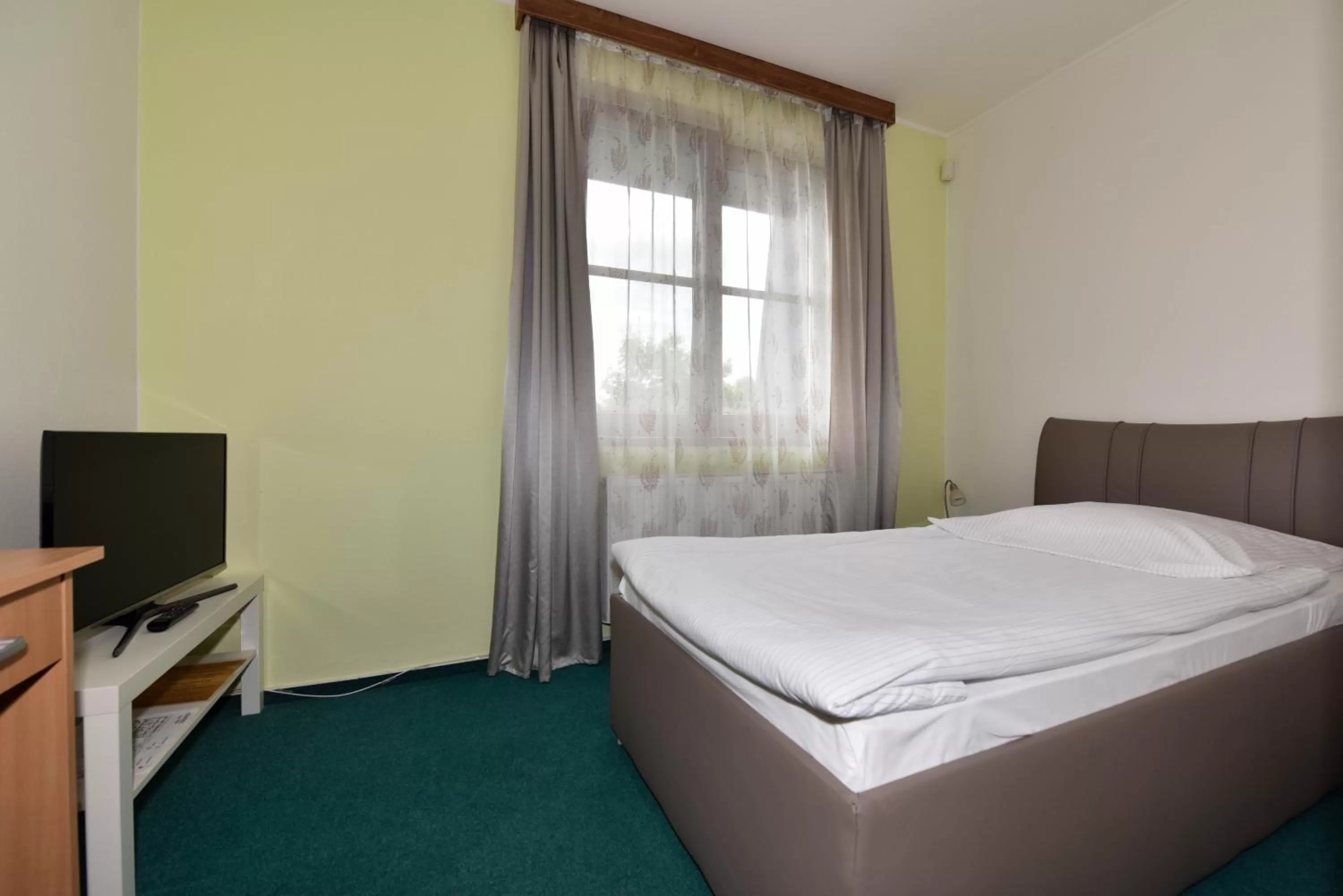 Shower, Bed in Hotel Trilobit