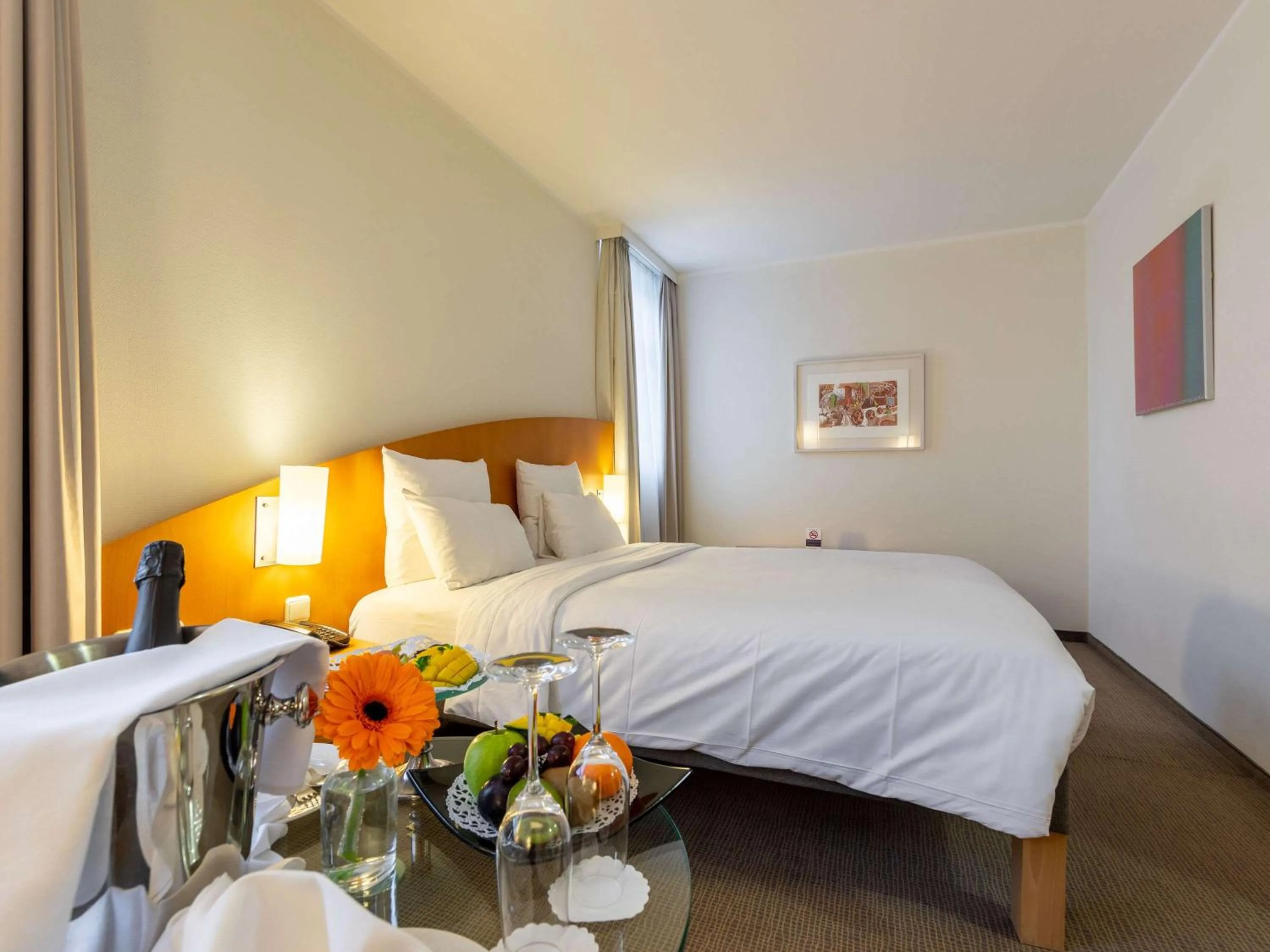 Photo of the whole room, Bed in Novotel Mainz