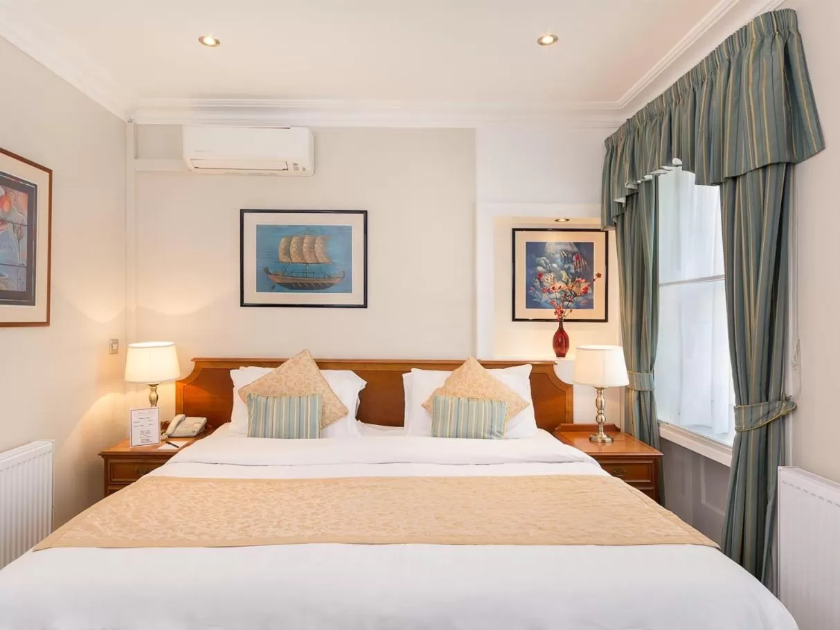 Bedroom, Bed in Staunton Hotel - B&B