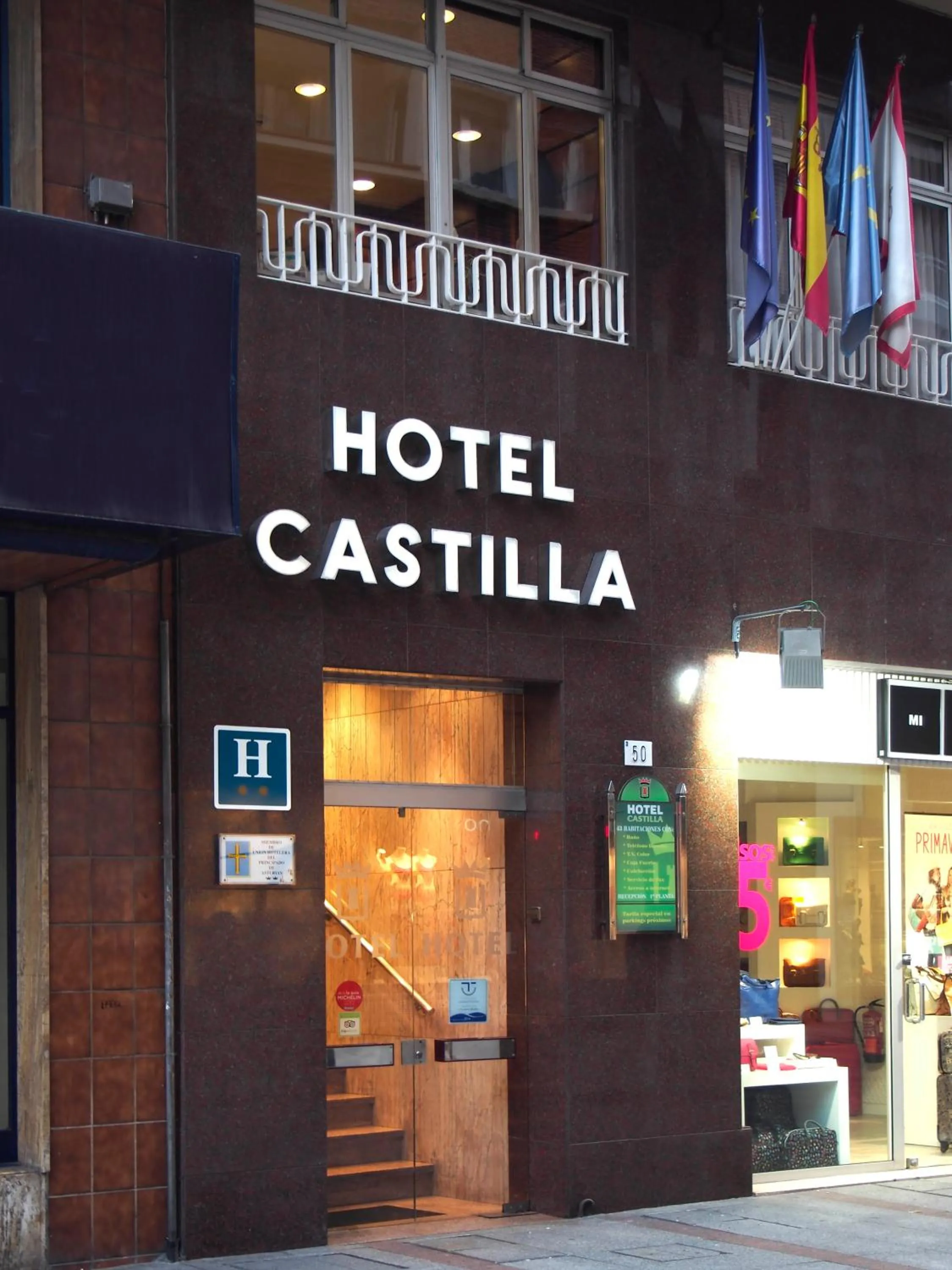 Facade/entrance in Hotel Castilla