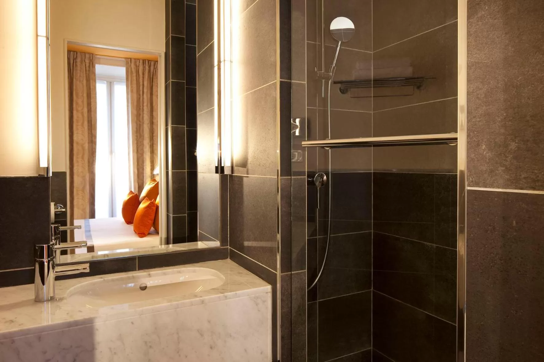Bathroom in Hôtel Marais Bastille