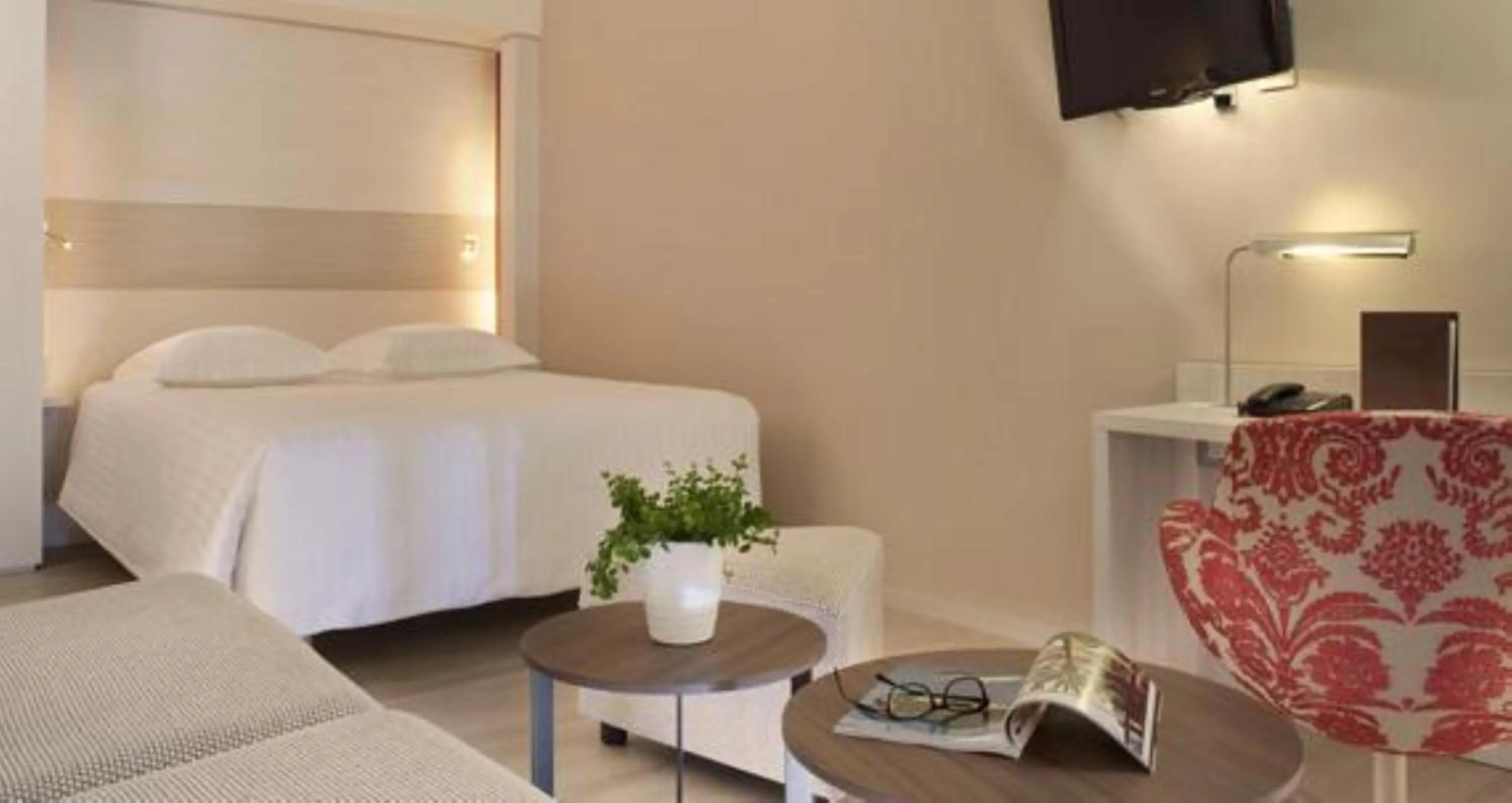 Photo of the whole room, Bed in Oceania Clermont Ferrand