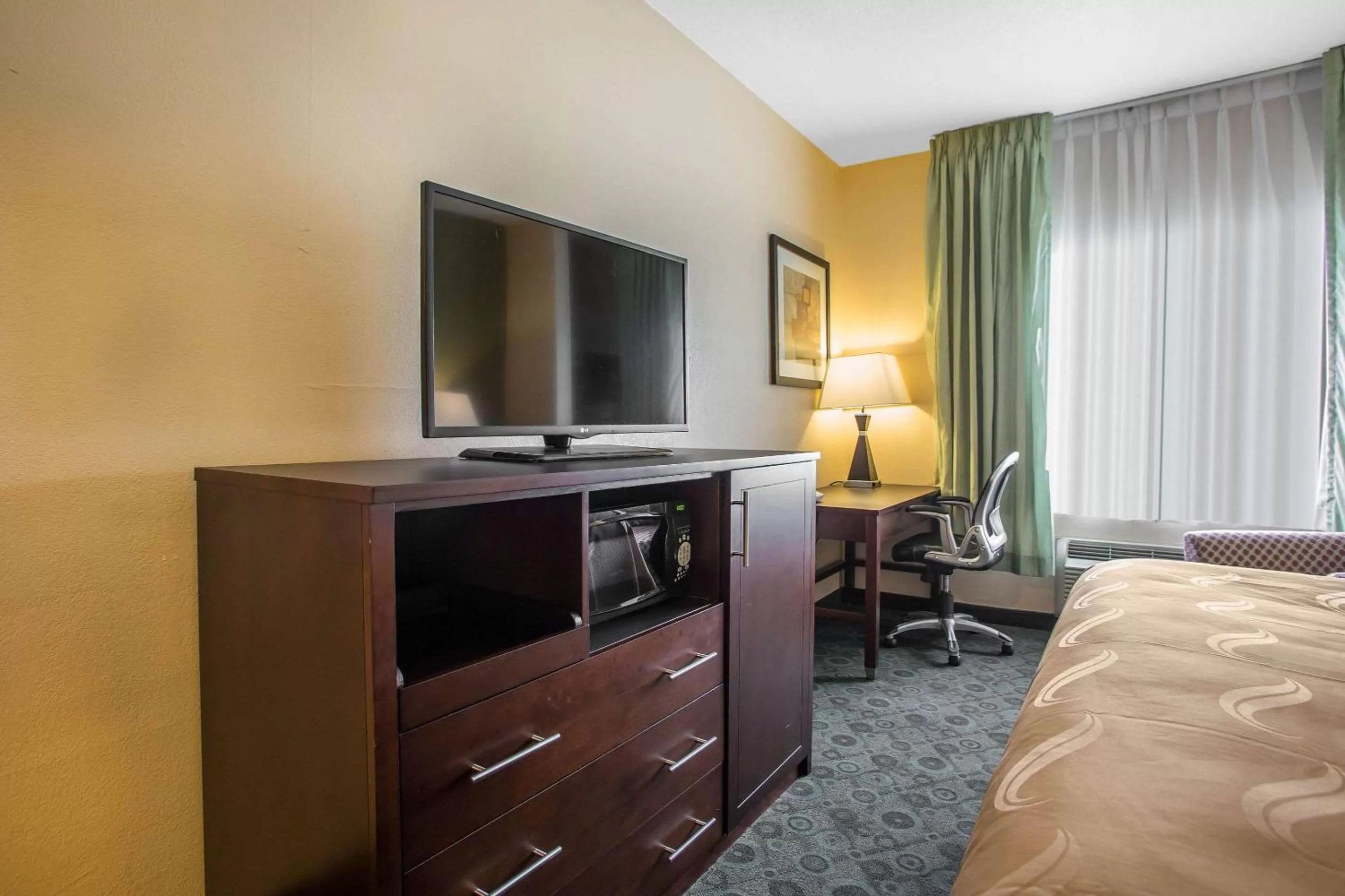 Photo of the whole room, Bed in Quality Inn & Suites Bloomington I-55 and I-74