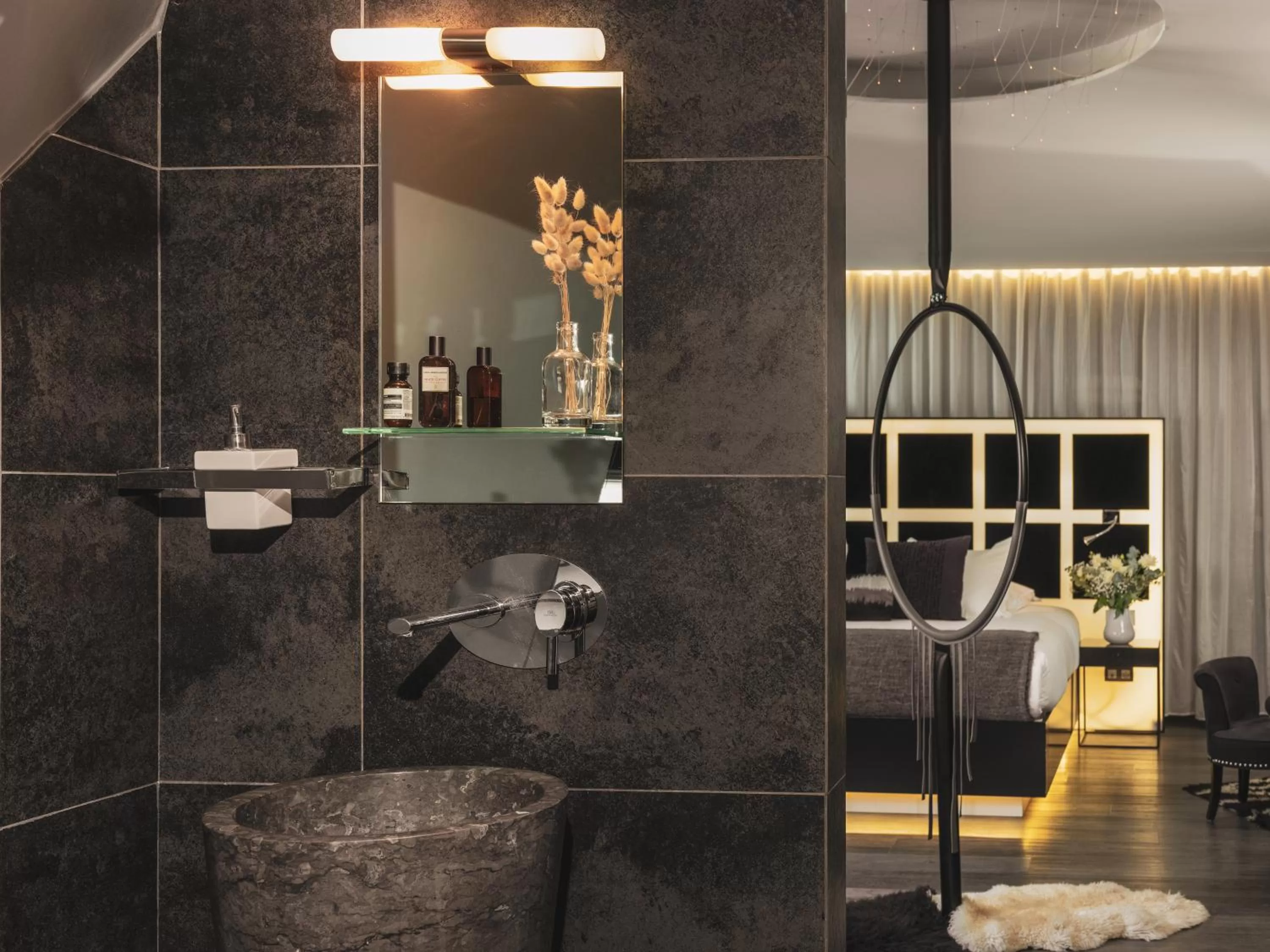 Bathroom in Legend Hôtel Paris