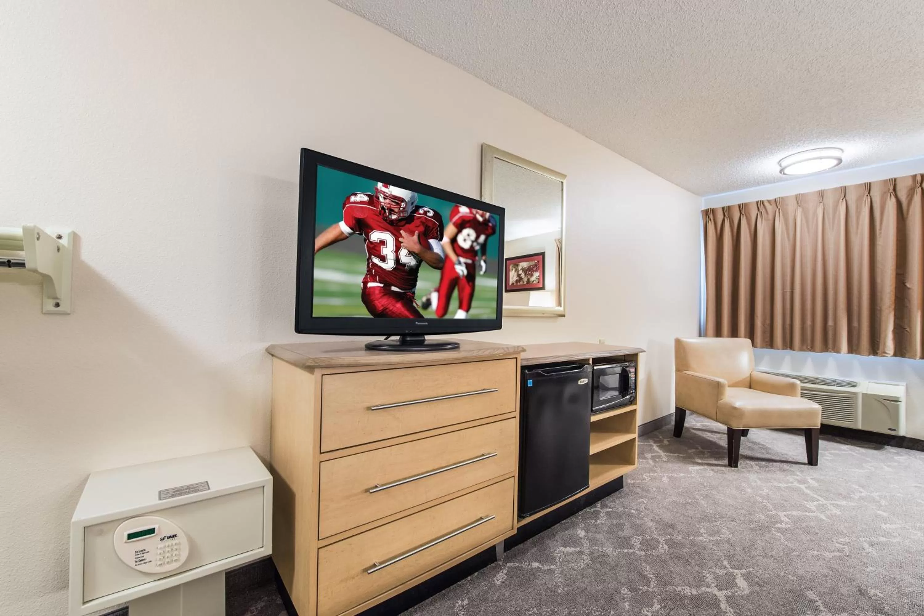 Photo of the whole room in Red Roof Inn Seattle Airport - SEATAC