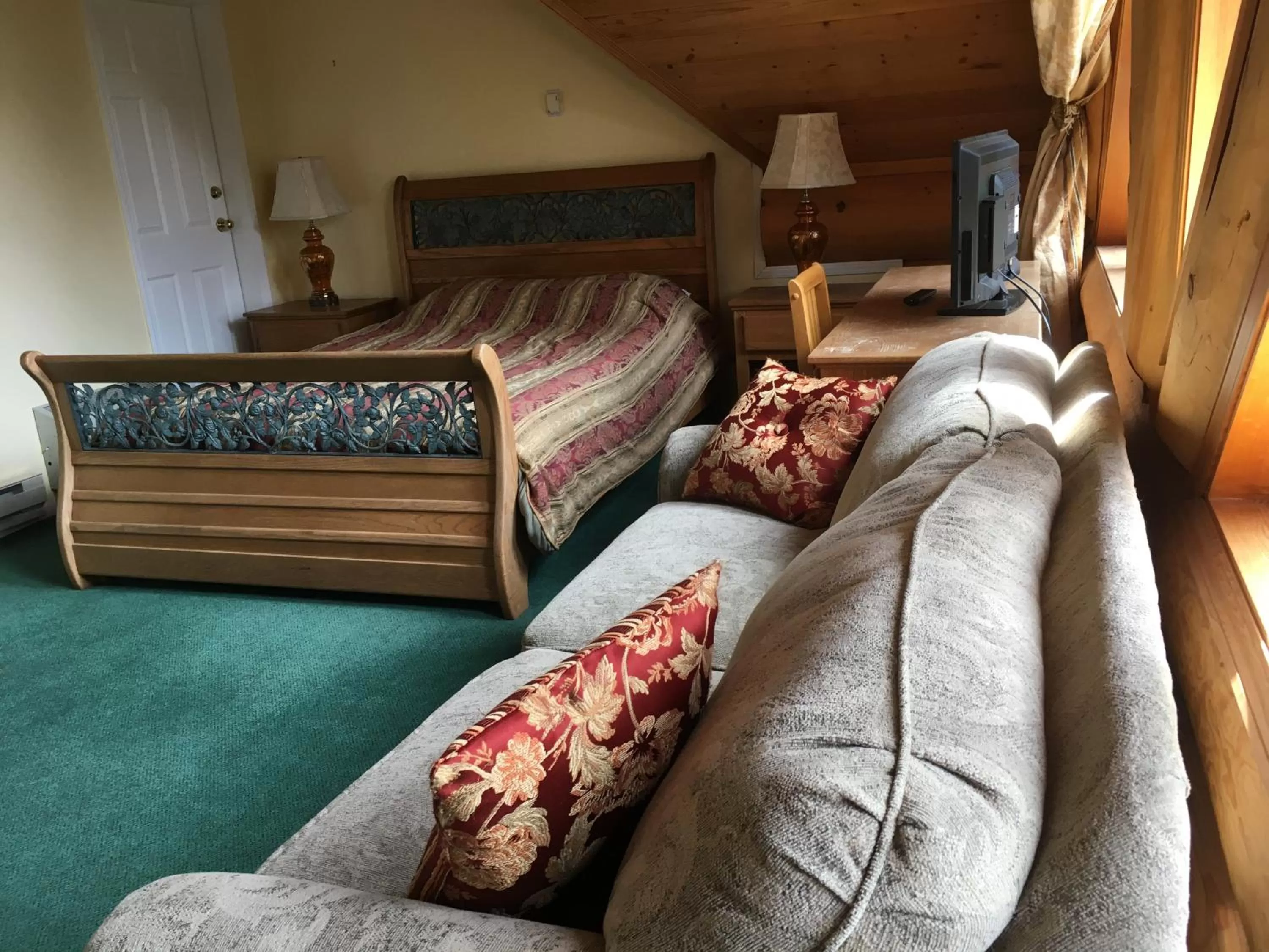 Bed in Rainbow Lake Castle Resort