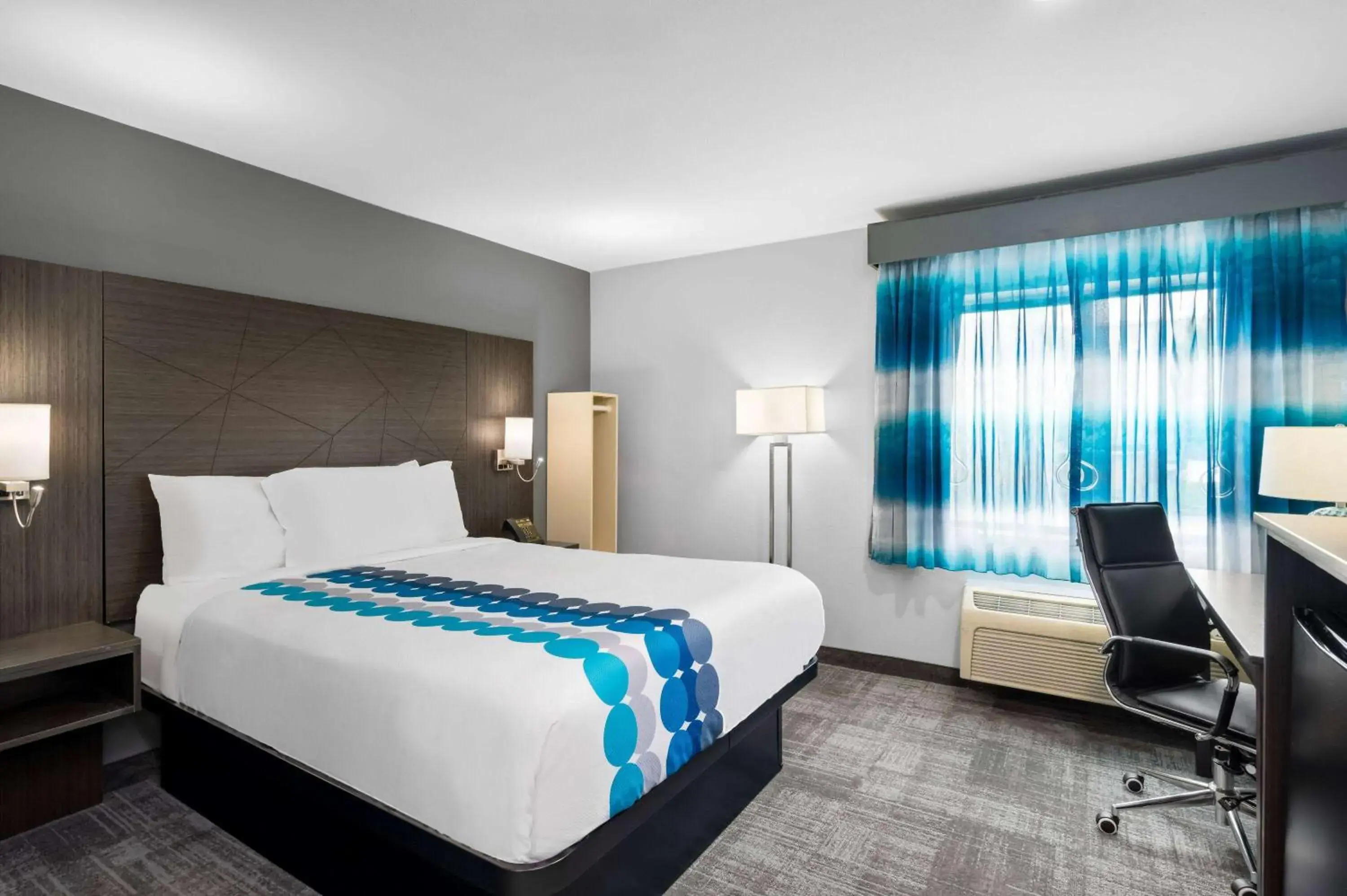 Deluxe Queen Room - Mobility Access/Non-Smoking in La Quinta Inn by Wyndham Indianapolis Airport Executive Dr Deluxe Queen Room - Mobility Access/Non-Smoking in La Quinta Inn by Wyndham Indianapolis Airport Executive Dr
