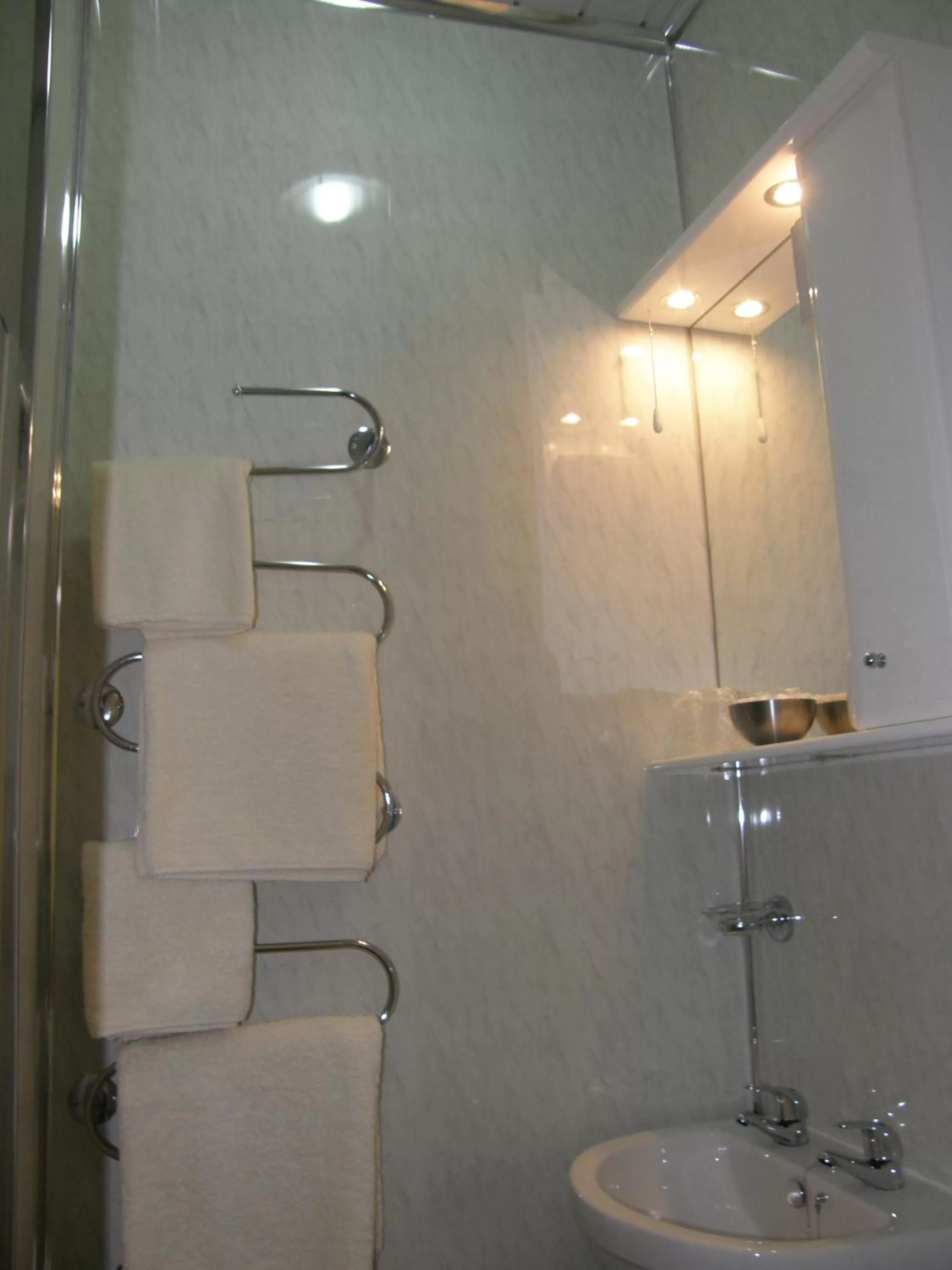 Bathroom in Kingswinford Guest House with Free Parking