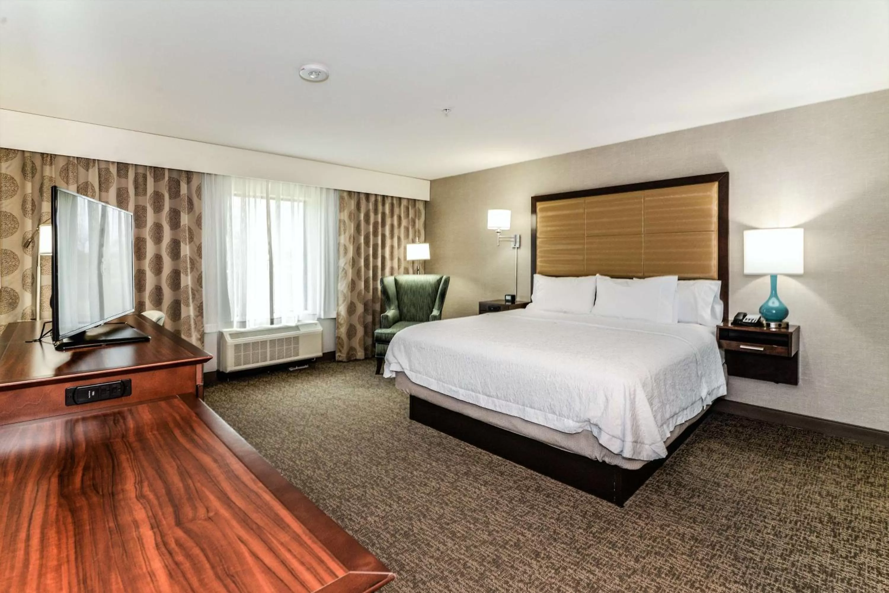 Bedroom, Bed in Hampton Inn Brighton Mi