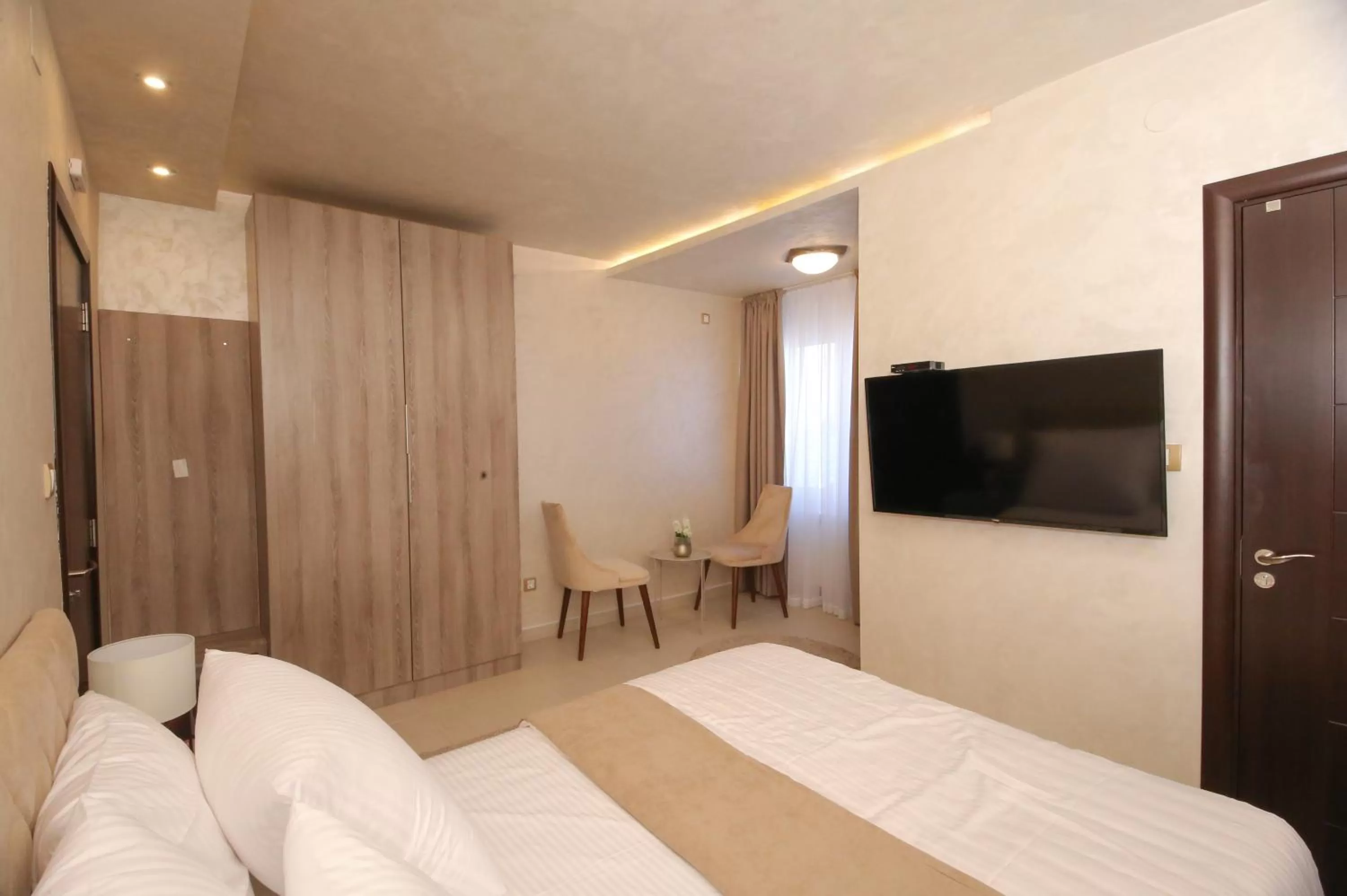 Bed, TV/Entertainment Center in Bajadera Lux